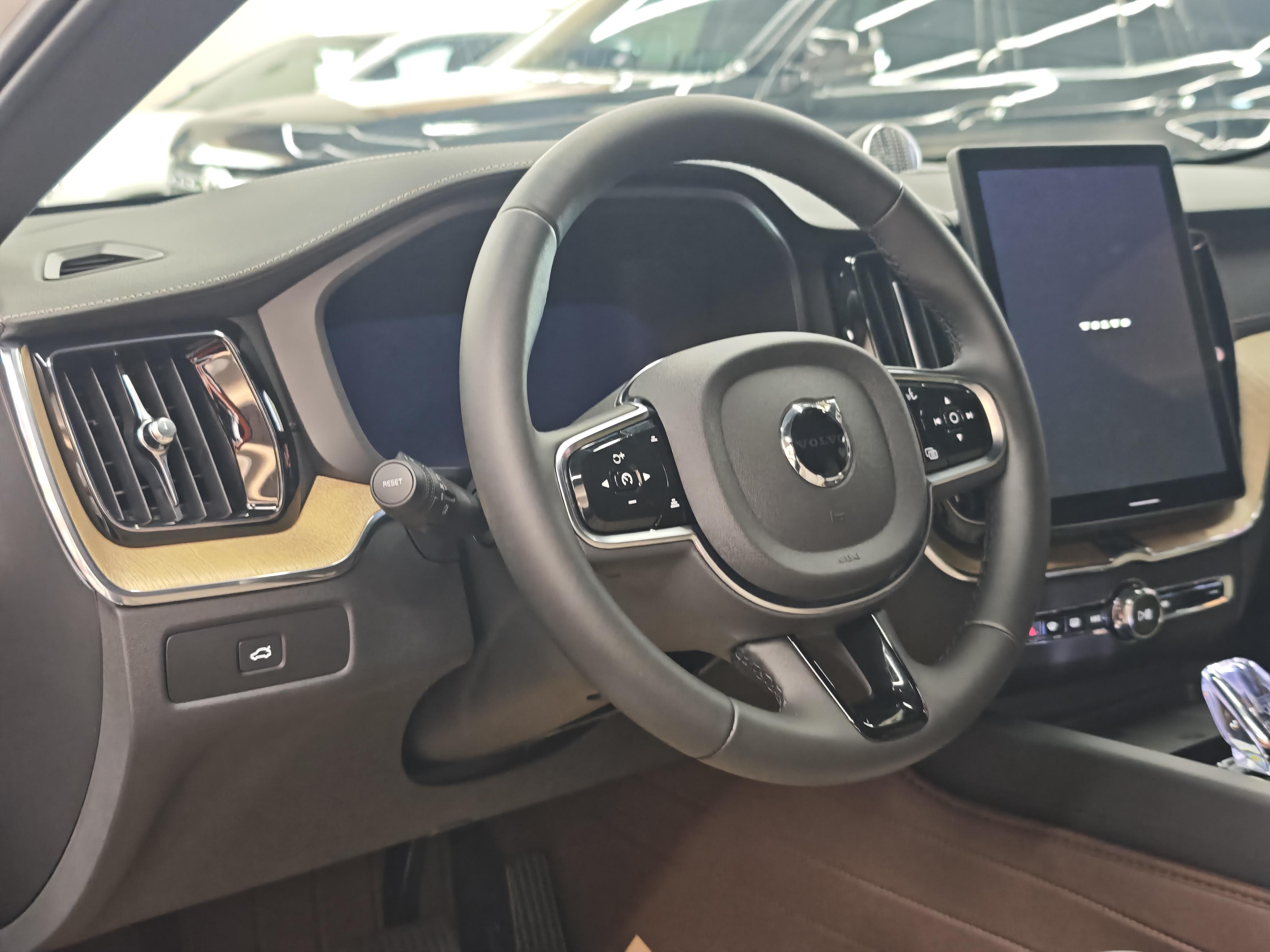 Volvo XC60 2025 thumb 5
