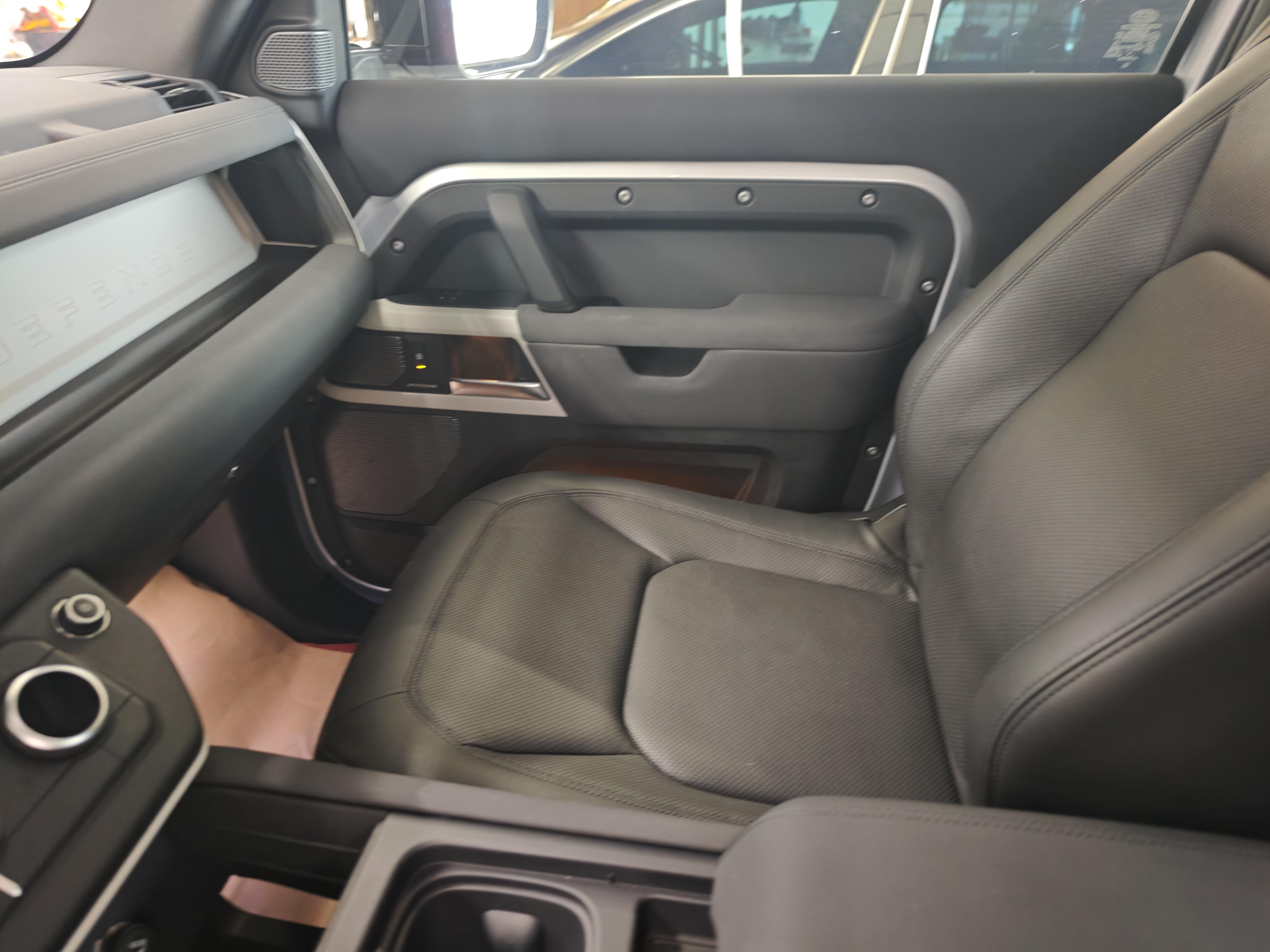 Land Rover Defender 2023 thumb 8