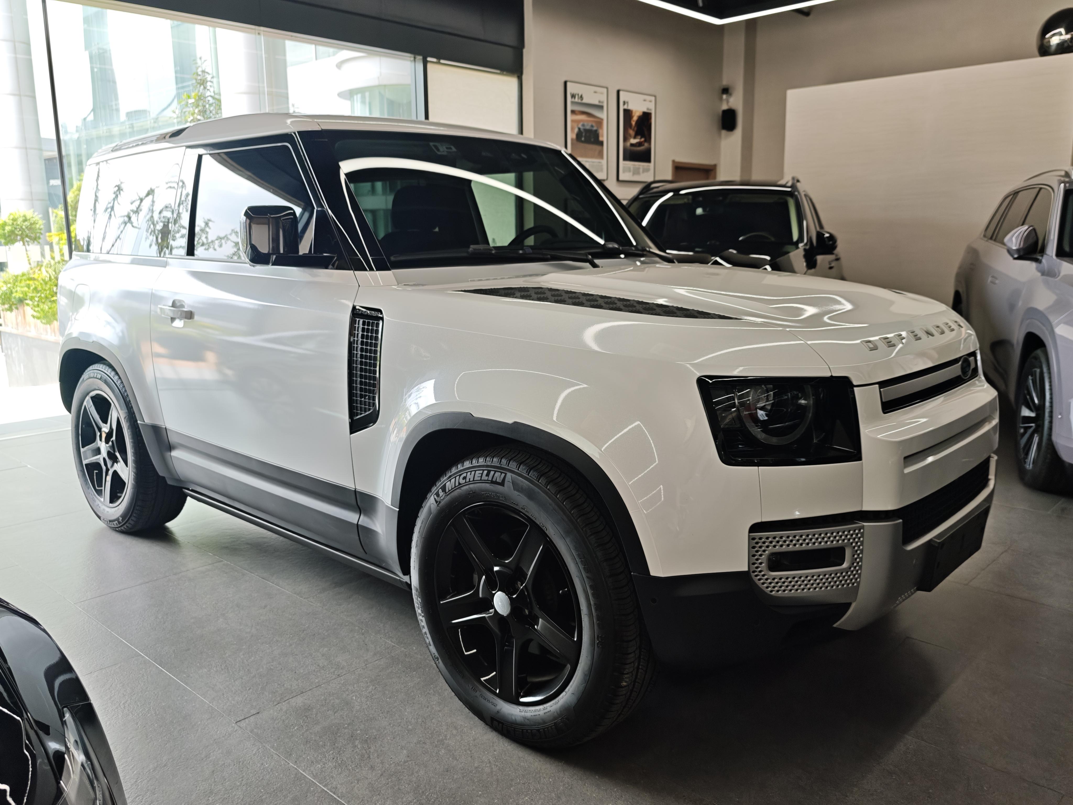 Land Rover Defender 2023 thumb 10
