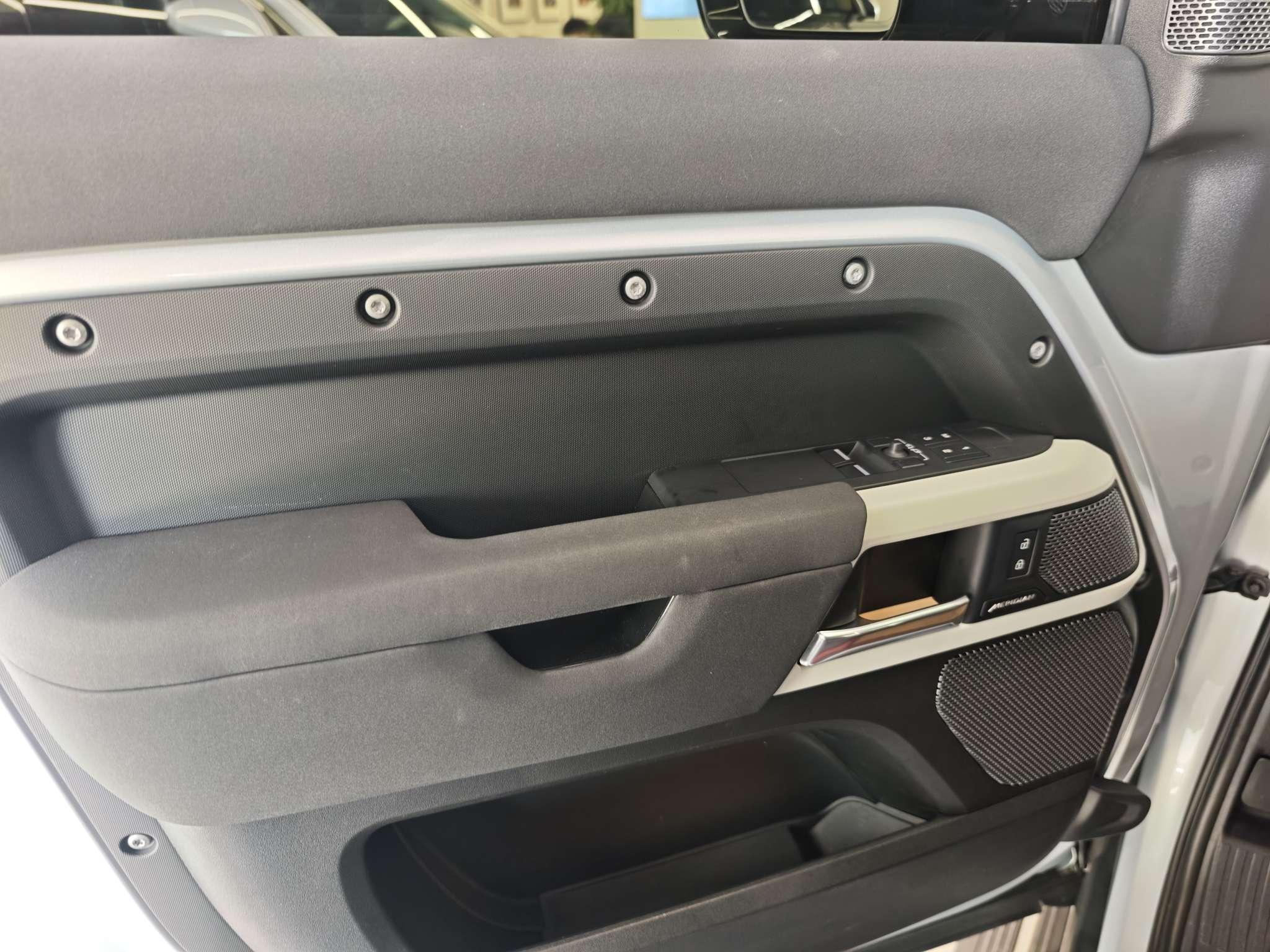 Land Rover Defender 2023 thumb 12