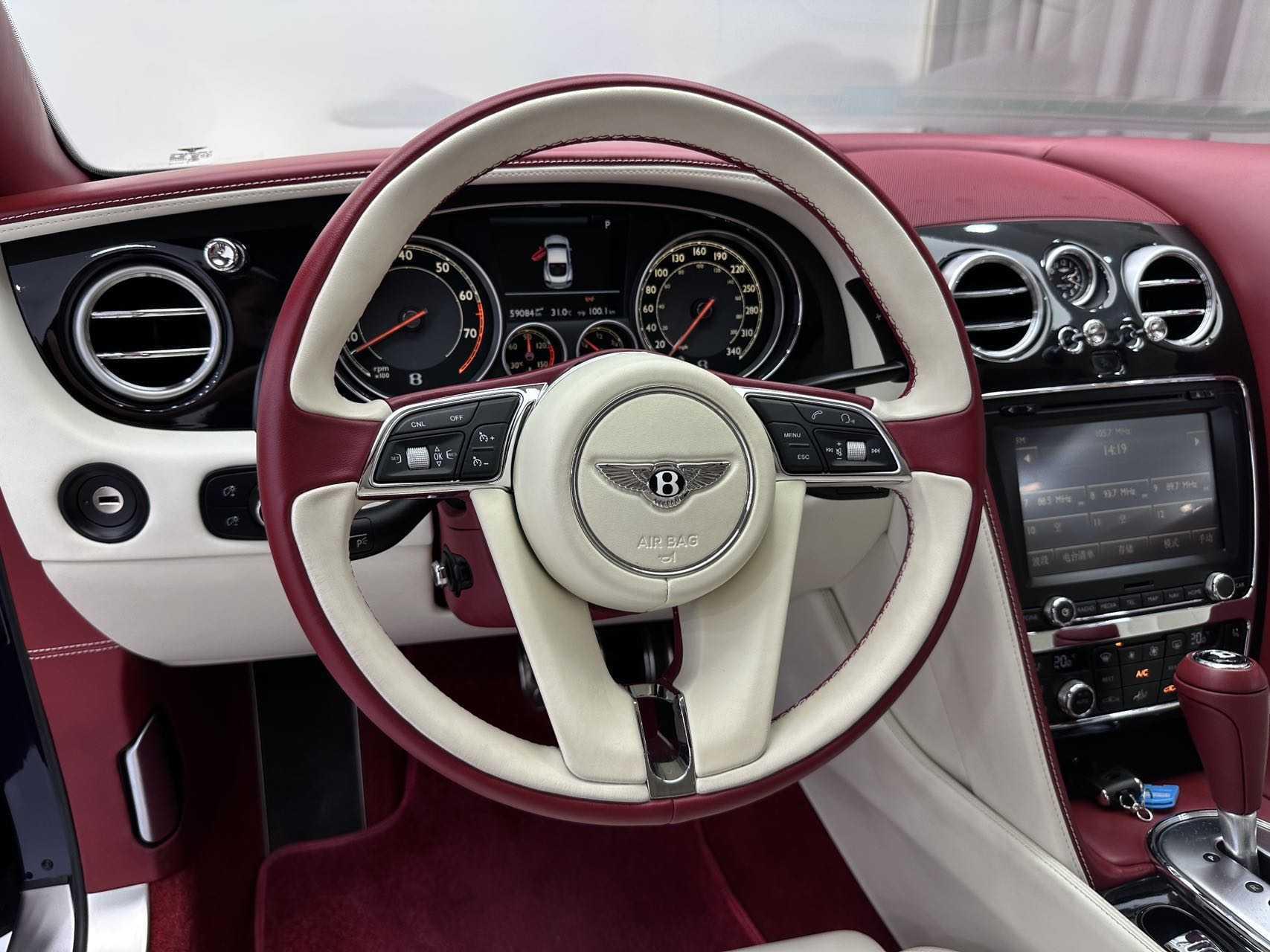 Bentley Ou Lu 2012 thumb 12
