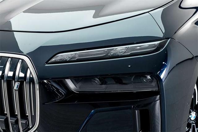 BMW i7 2023 thumb 4