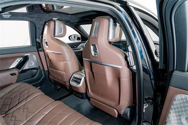 BMW i7 2023 thumb 6
