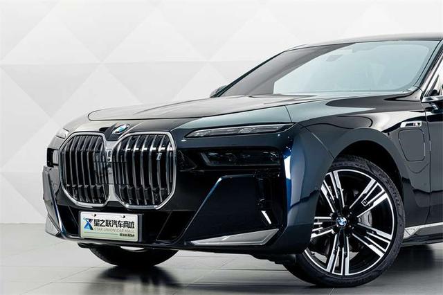 BMW i7 2023 thumb 8
