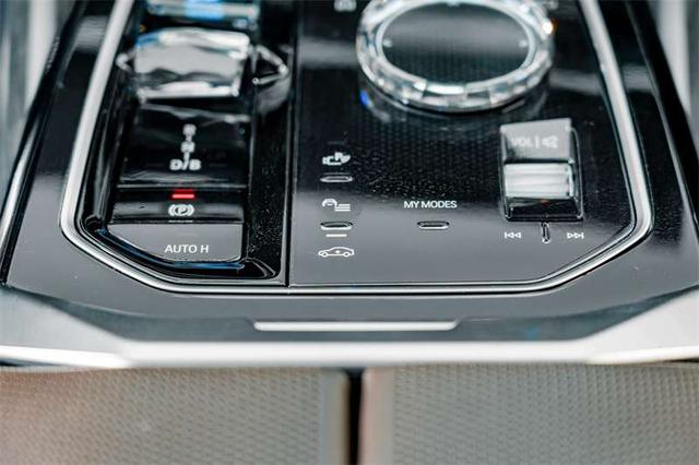 BMW i7 2023 thumb 12