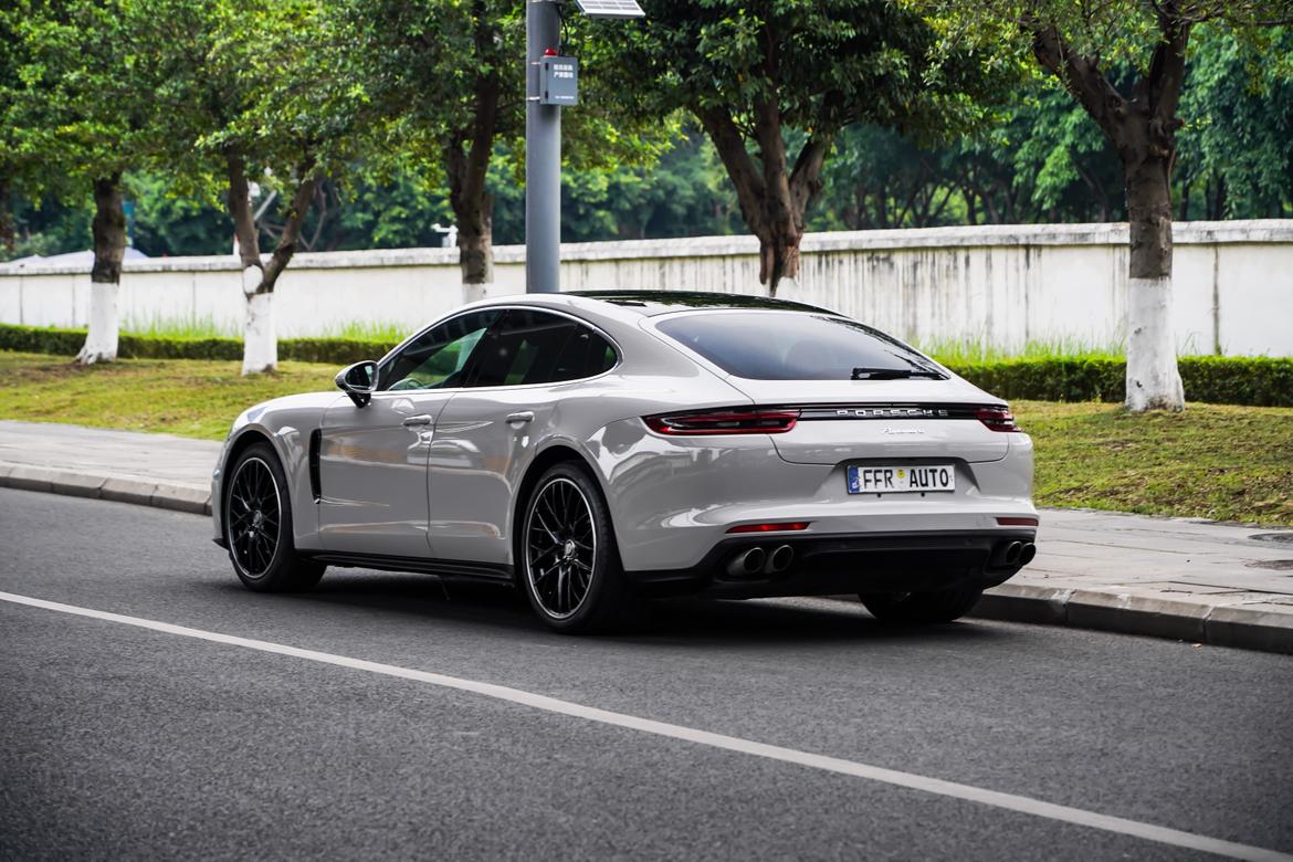 Porsche Panamera 2017 thumb 3