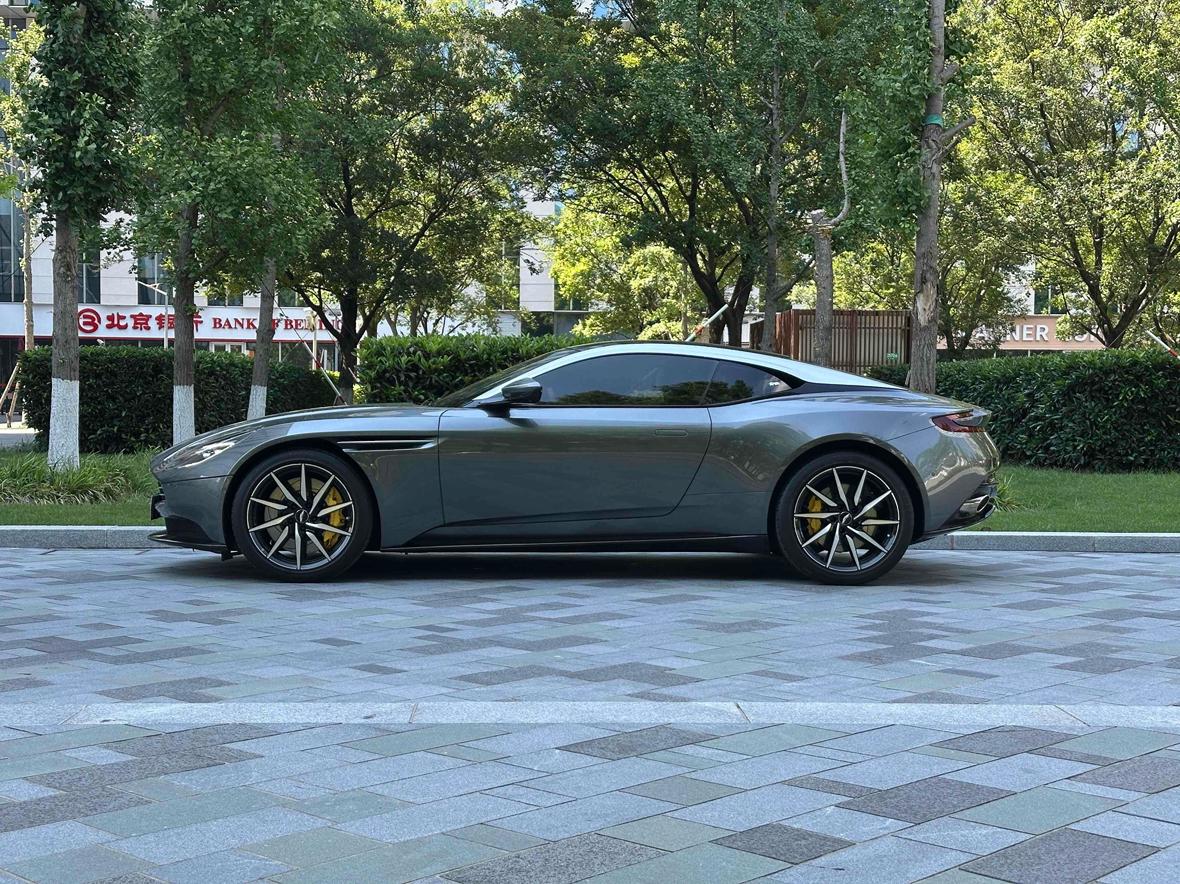 Aston Martin DB11 2017 thumb 2