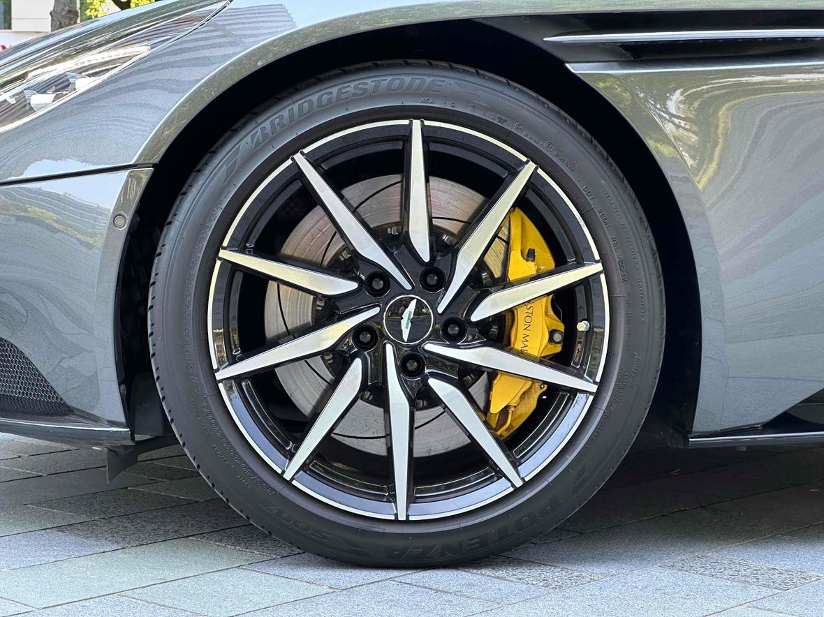Aston Martin DB11 2017 thumb 6