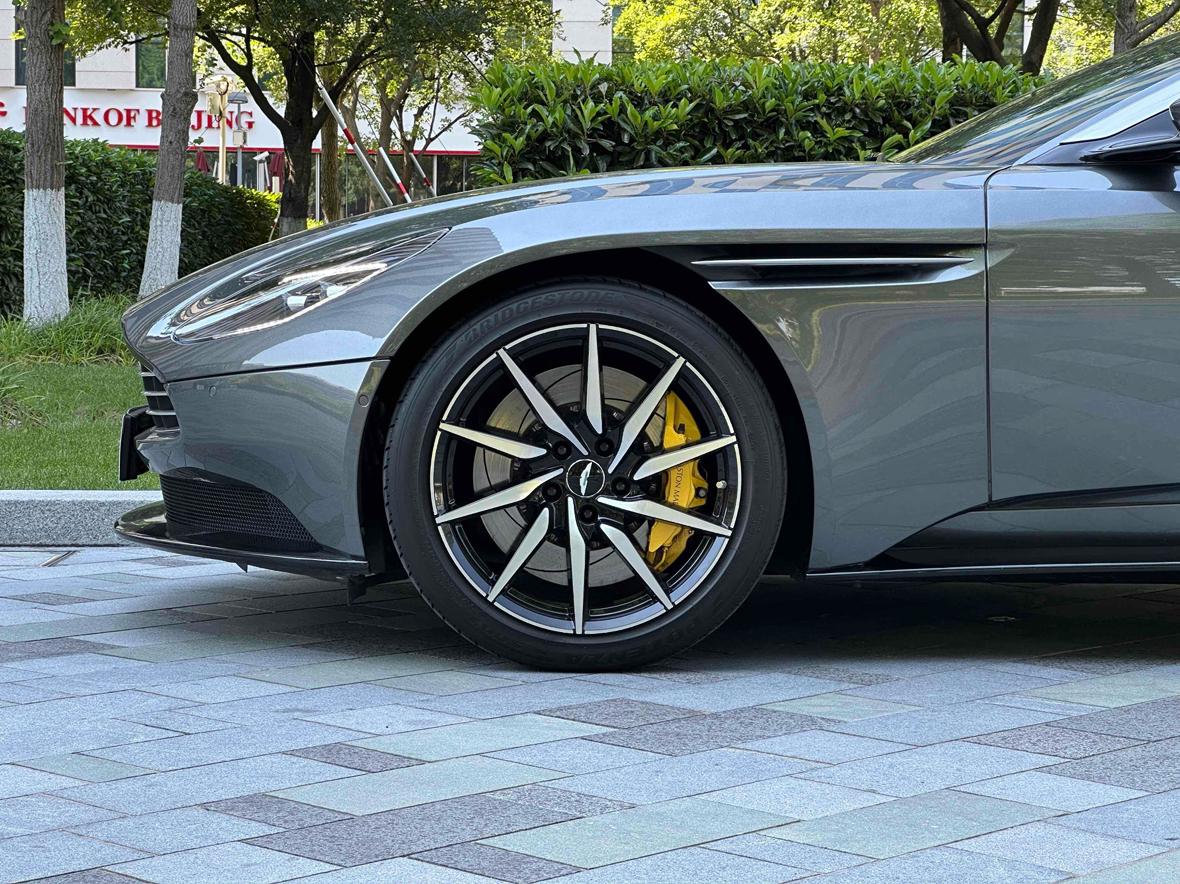 Aston Martin DB11 2017 thumb 7