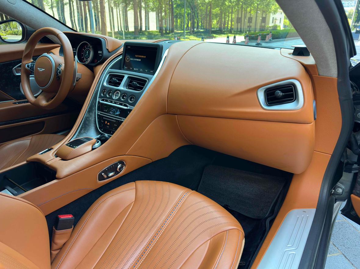Aston Martin DB11 2017 thumb 8