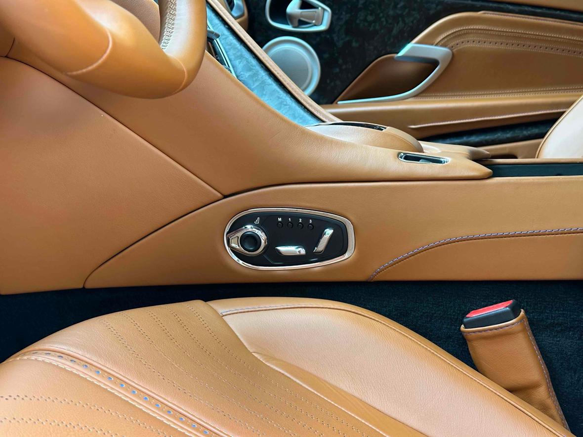 Aston Martin DB11 2017 thumb 11