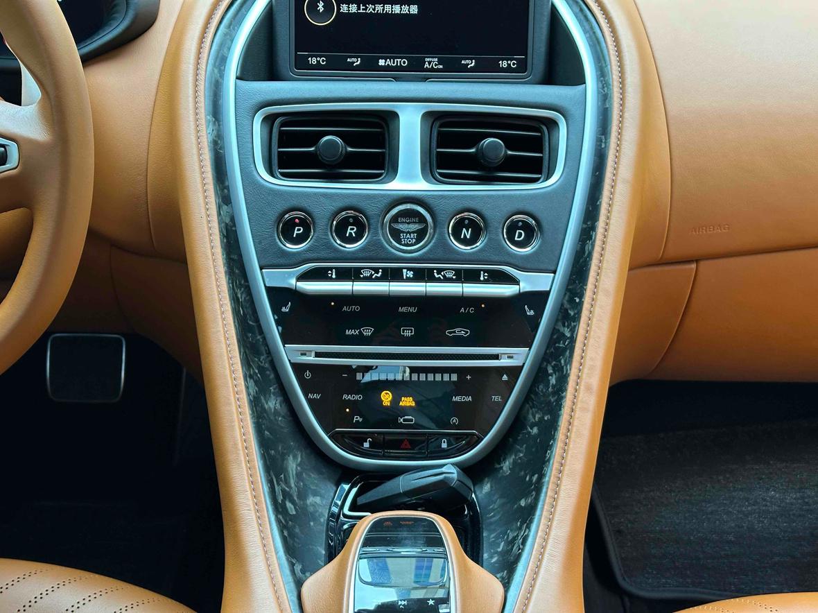 Aston Martin DB11 2017 thumb 12