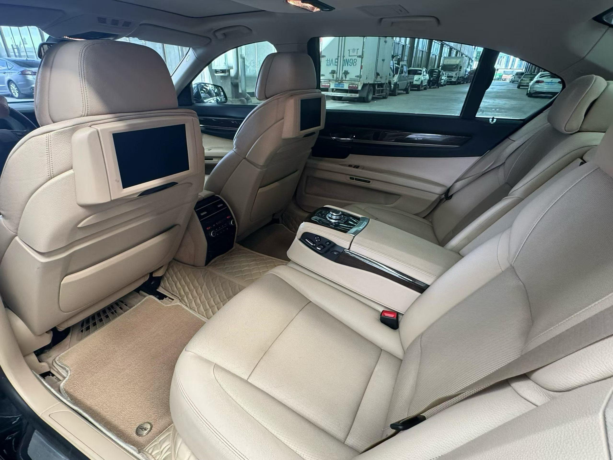 BMW 7 серии 2010 thumb 8