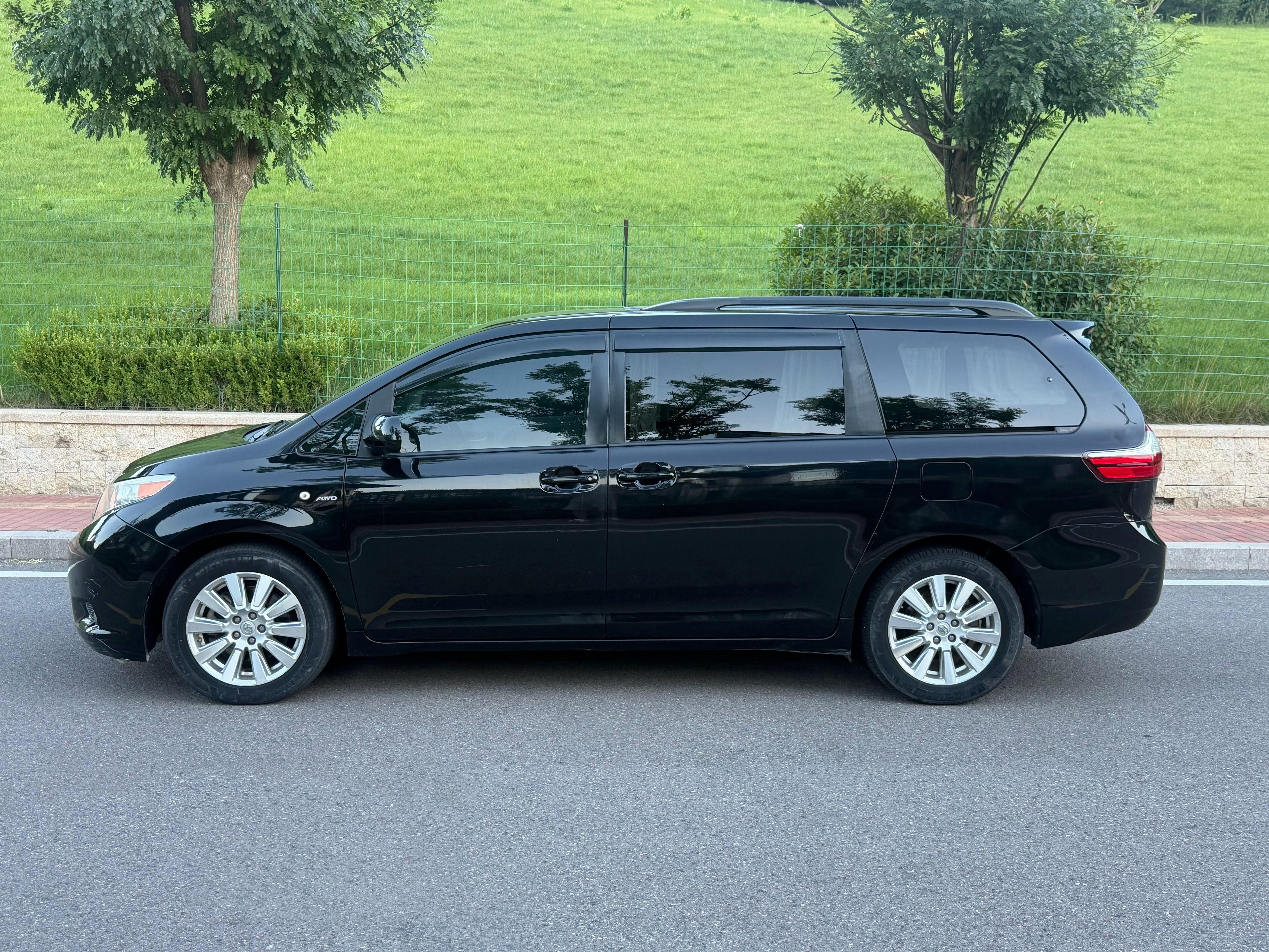 Toyota Sienna 2017 thumb 2