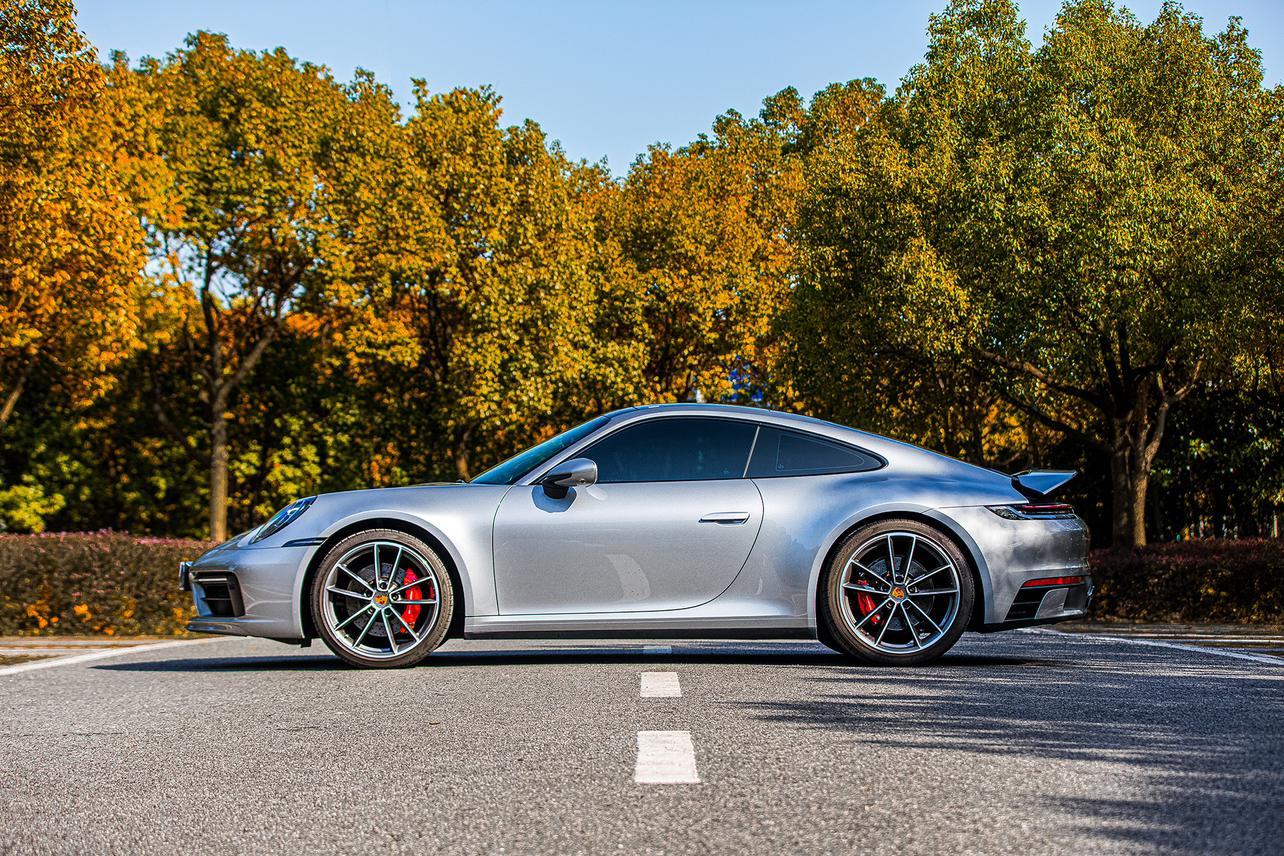 Porsche 911 2022 thumb 2