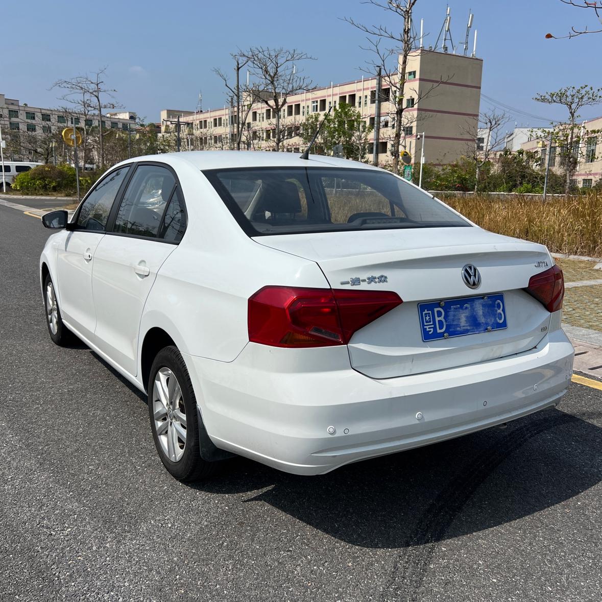 Volkswagen Jetta 2019 thumb 2