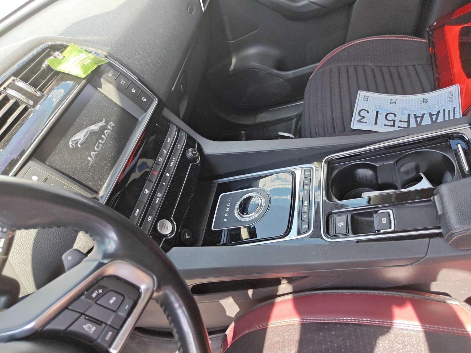Jaguar F-Pace 2018 thumb 10