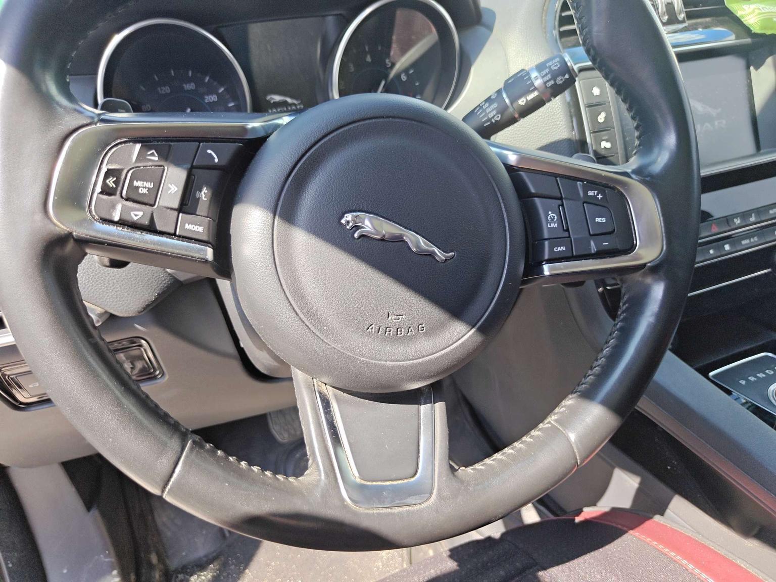 Jaguar F-Pace 2018 thumb 12