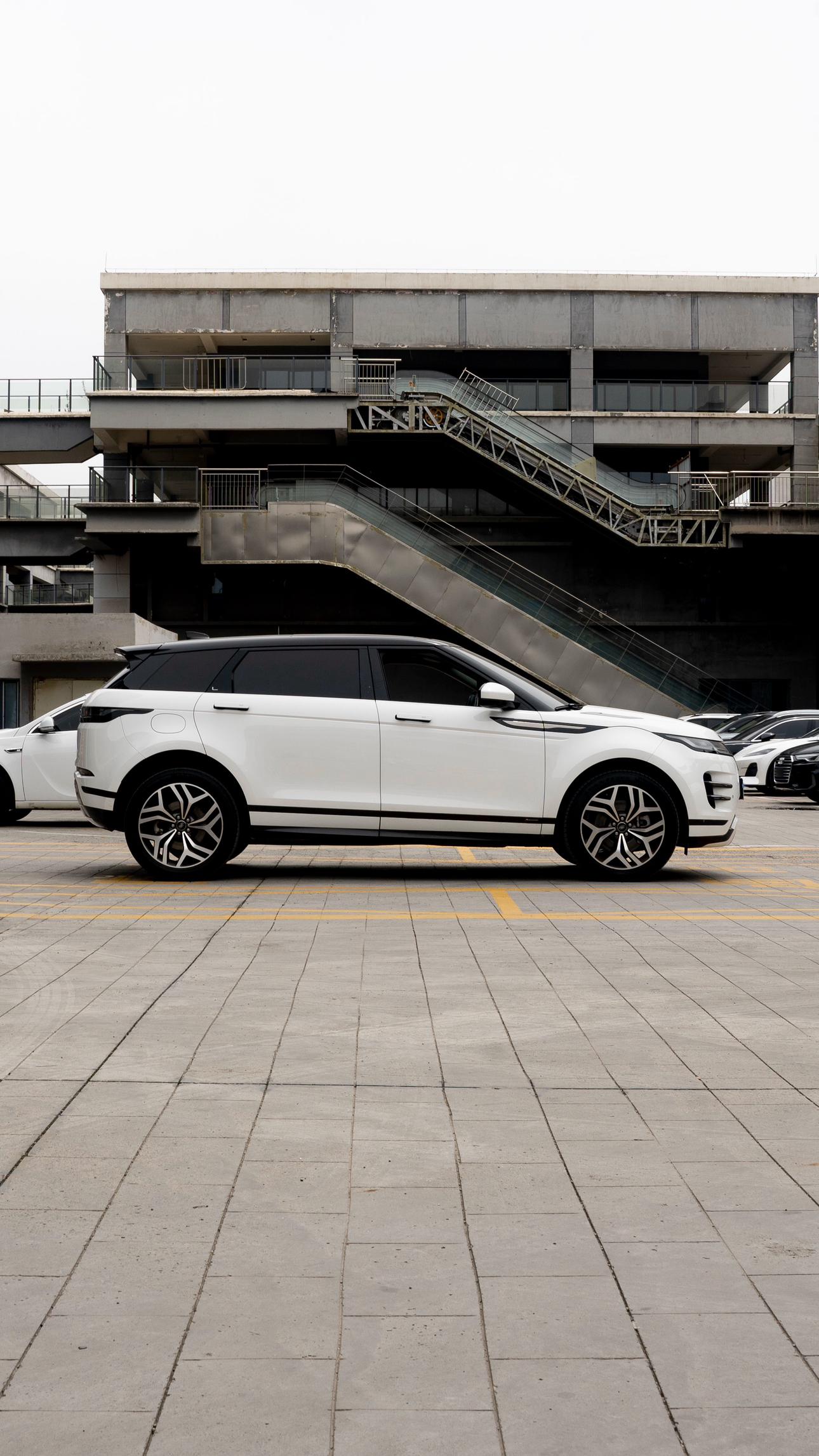 Land Rover Evoque 2021 thumb 4