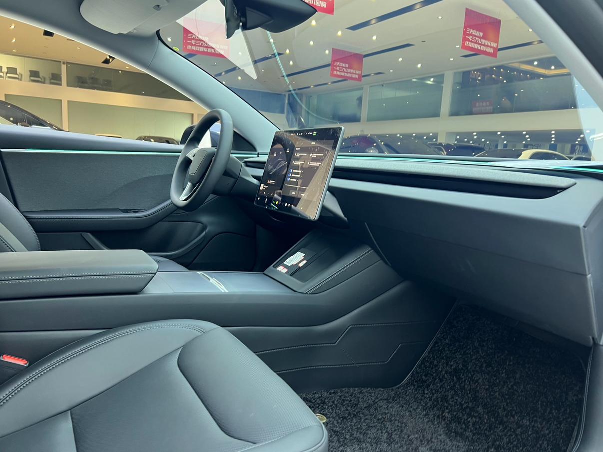 Tesla Model 3 2023 thumb 4