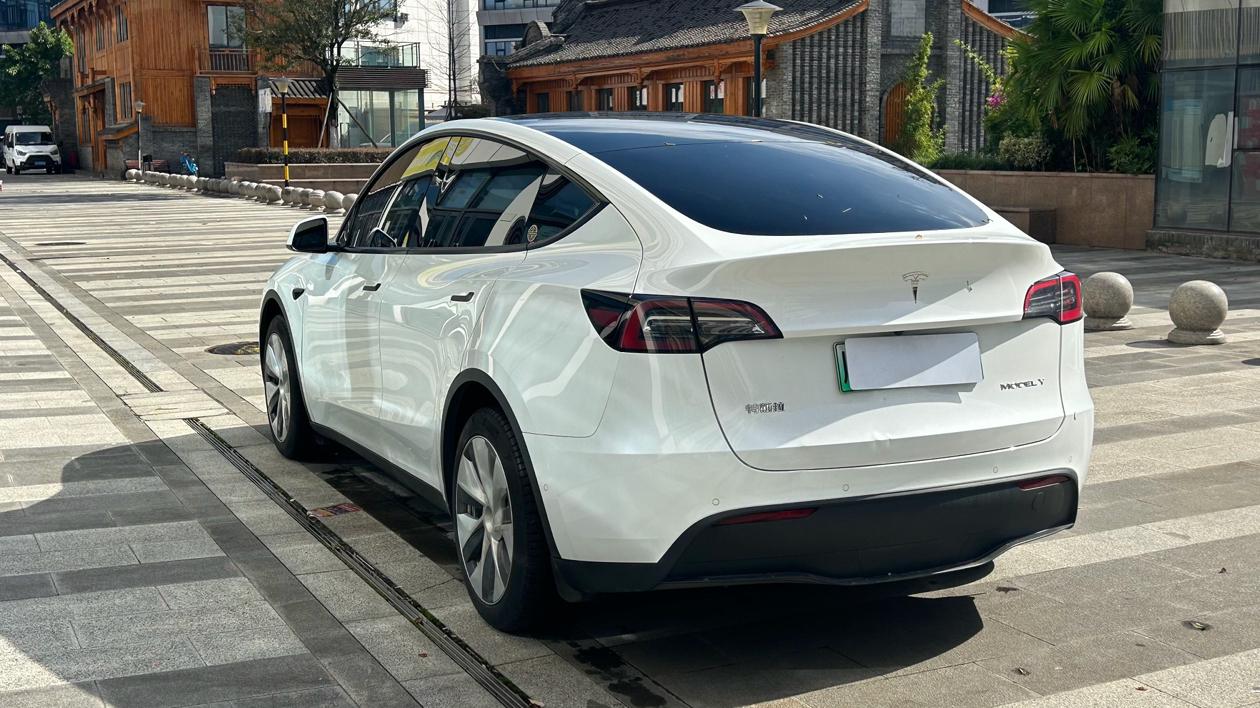 Tesla Model Y 2022 thumb 2