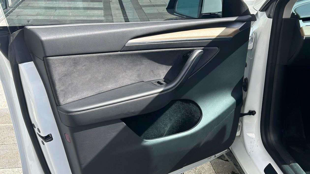 Tesla Model Y 2022 thumb 6
