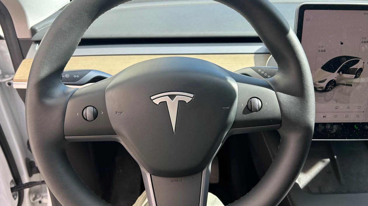 Tesla Model Y 2022 thumb 10