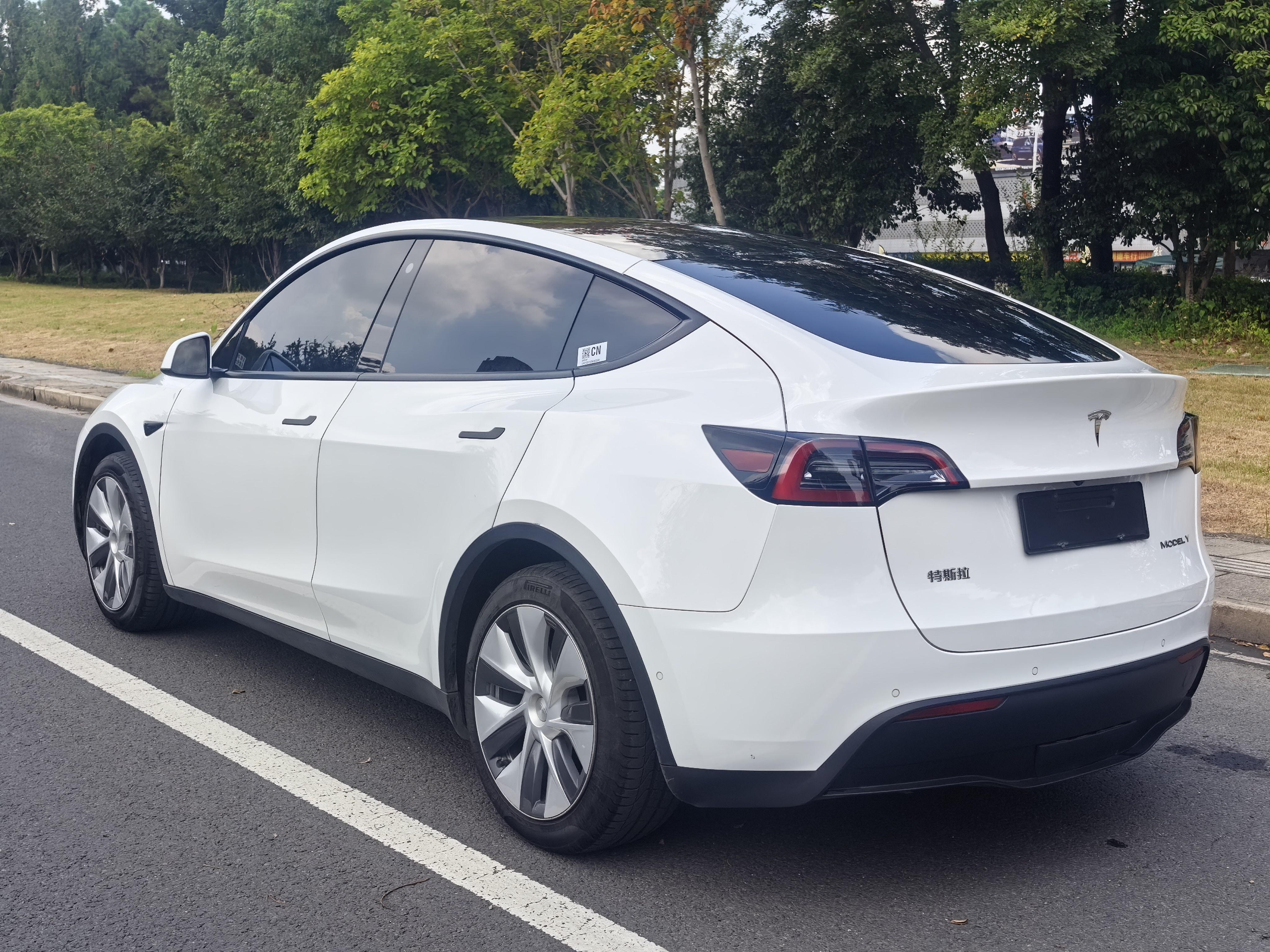 Tesla Model Y 2022 thumb 2