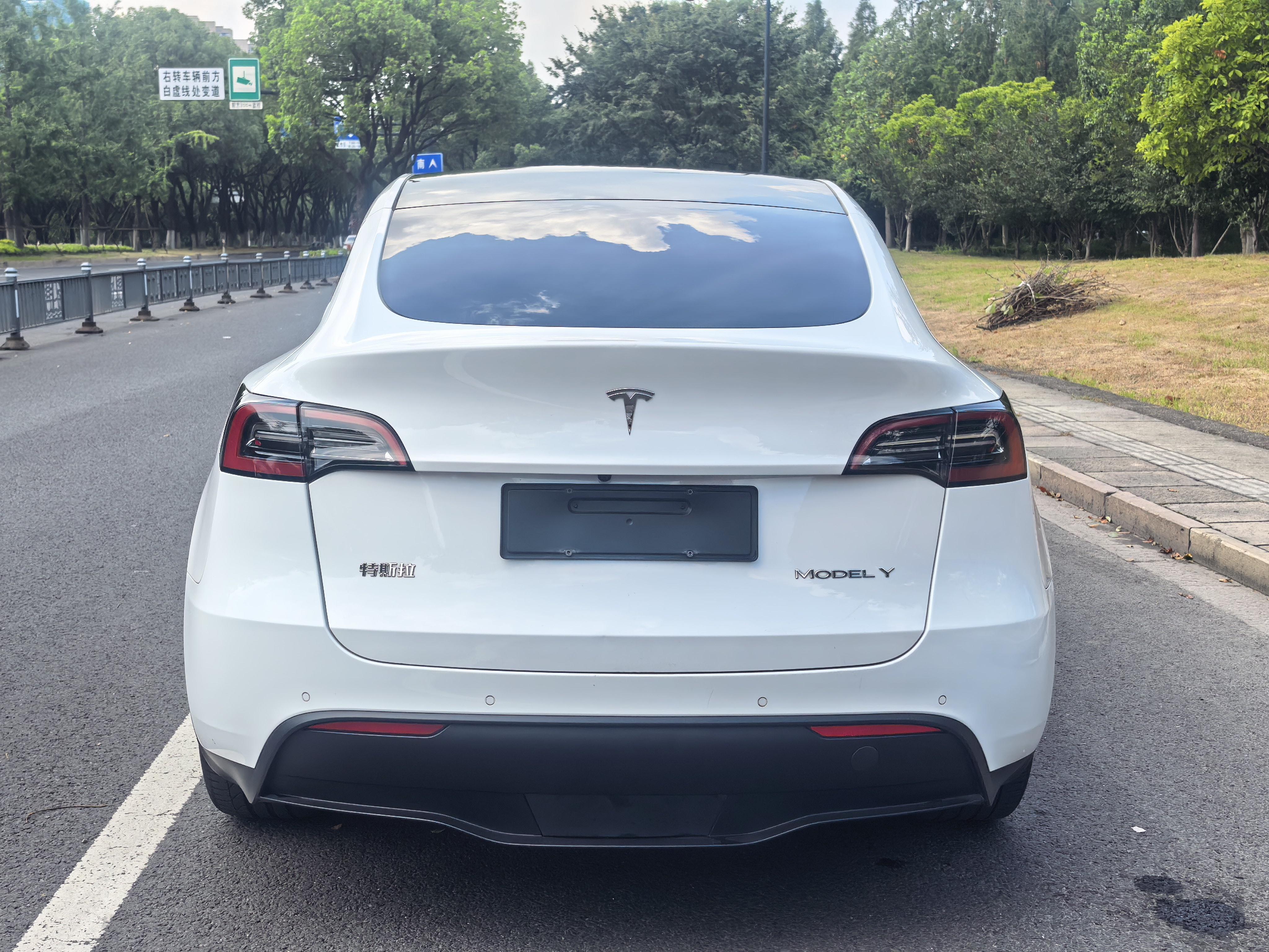 Tesla Model Y 2022 thumb 3