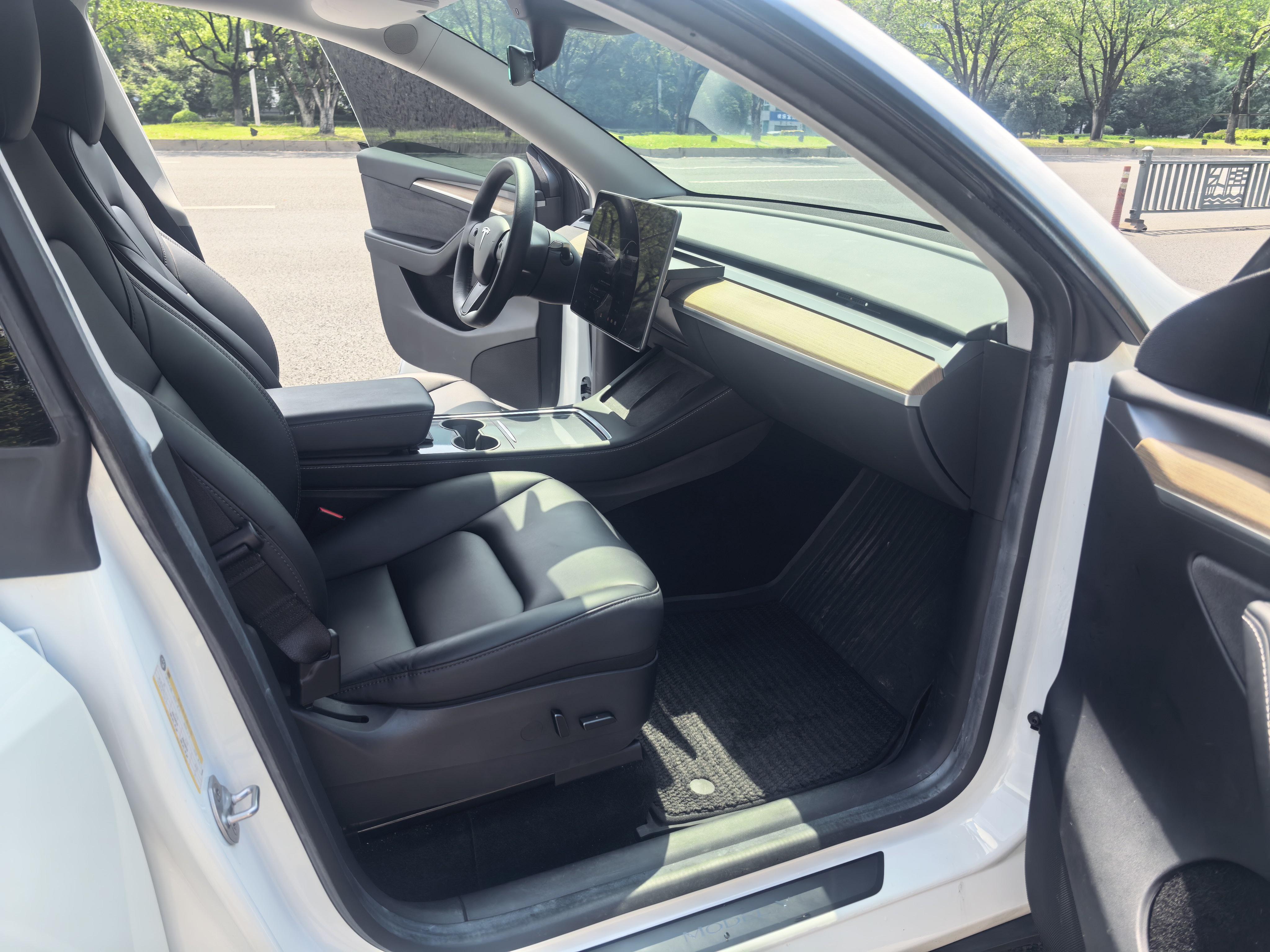Tesla Model Y 2022 thumb 5