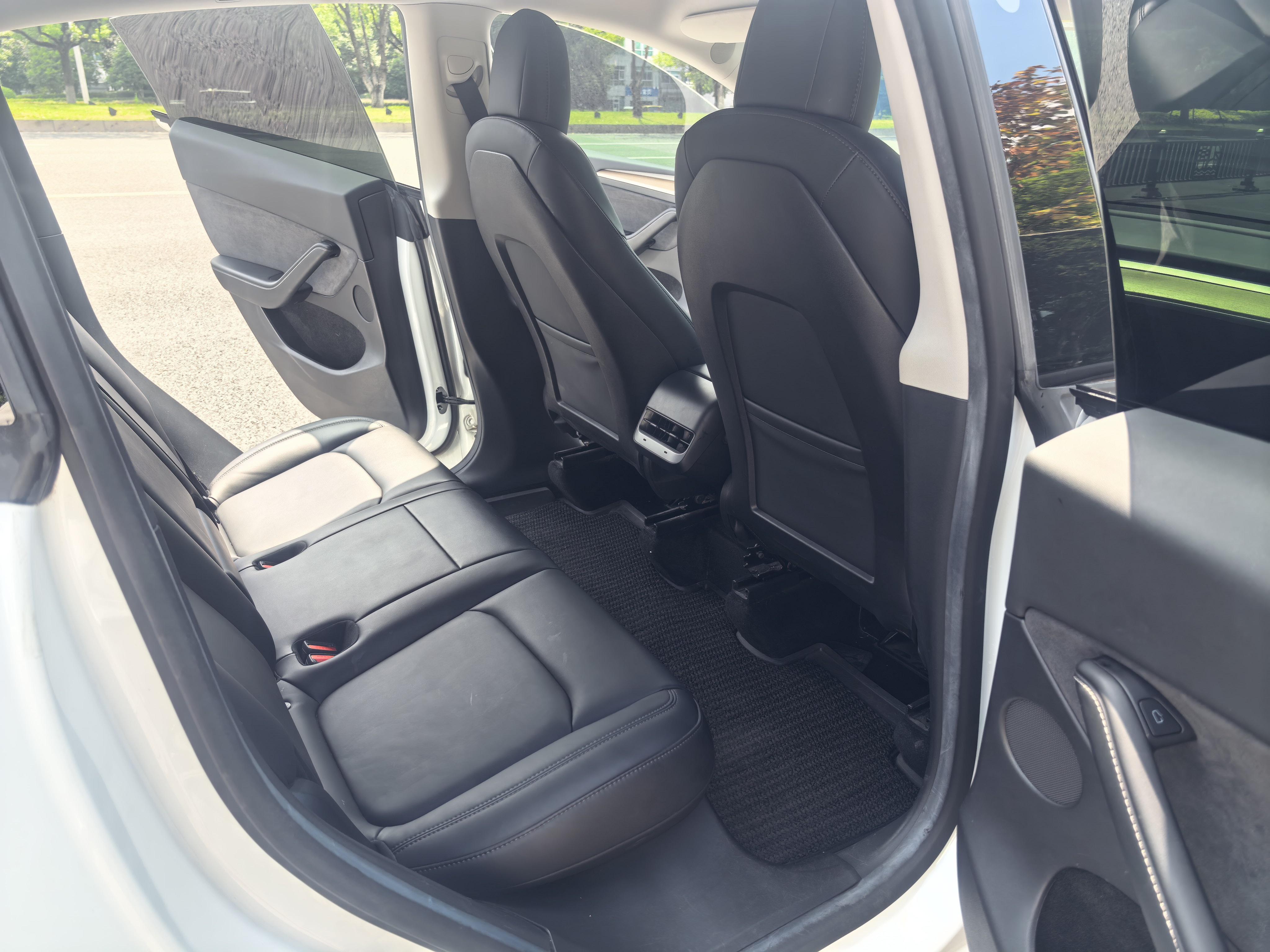 Tesla Model Y 2022 thumb 10