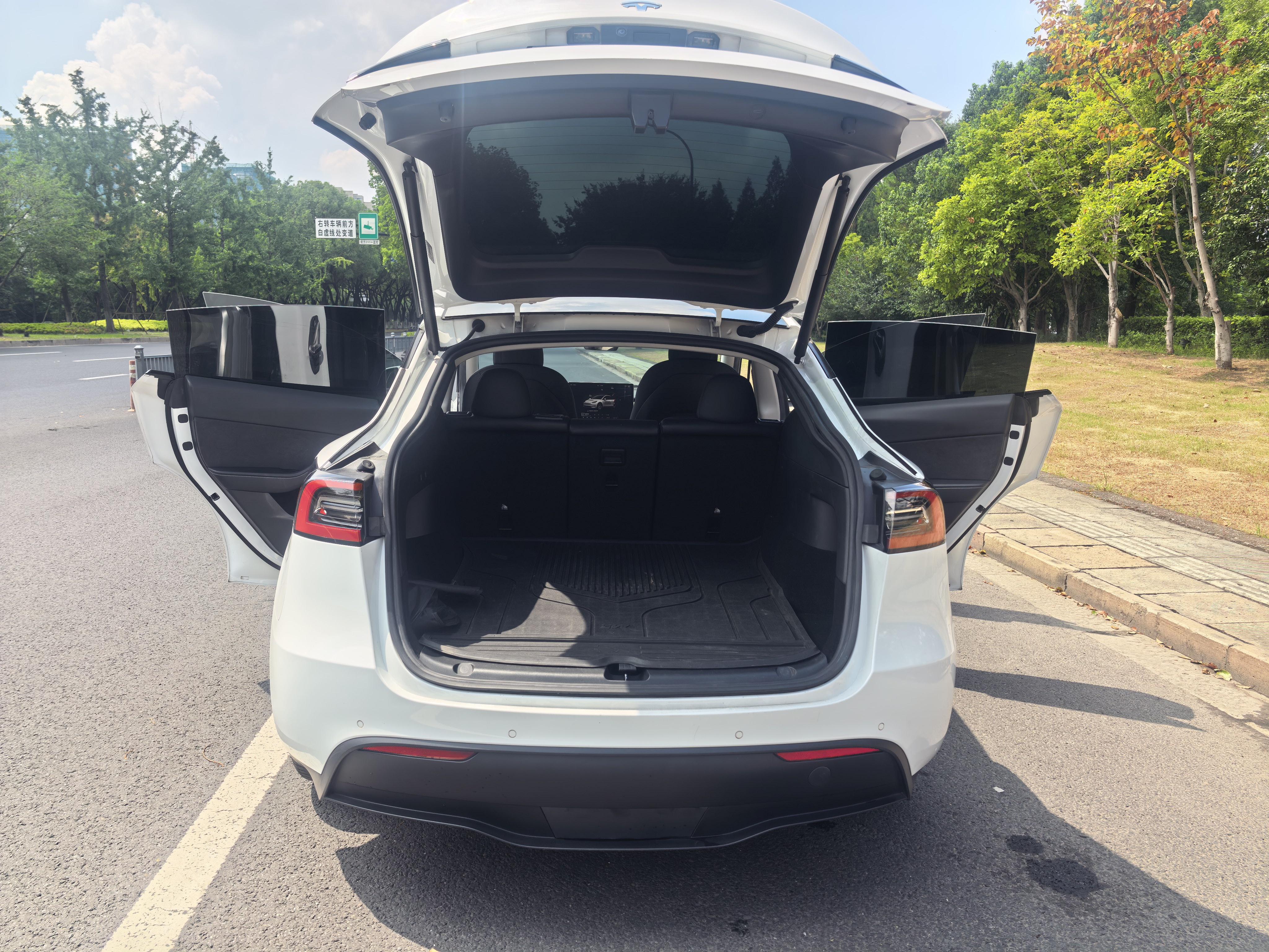 Tesla Model Y 2022 thumb 11