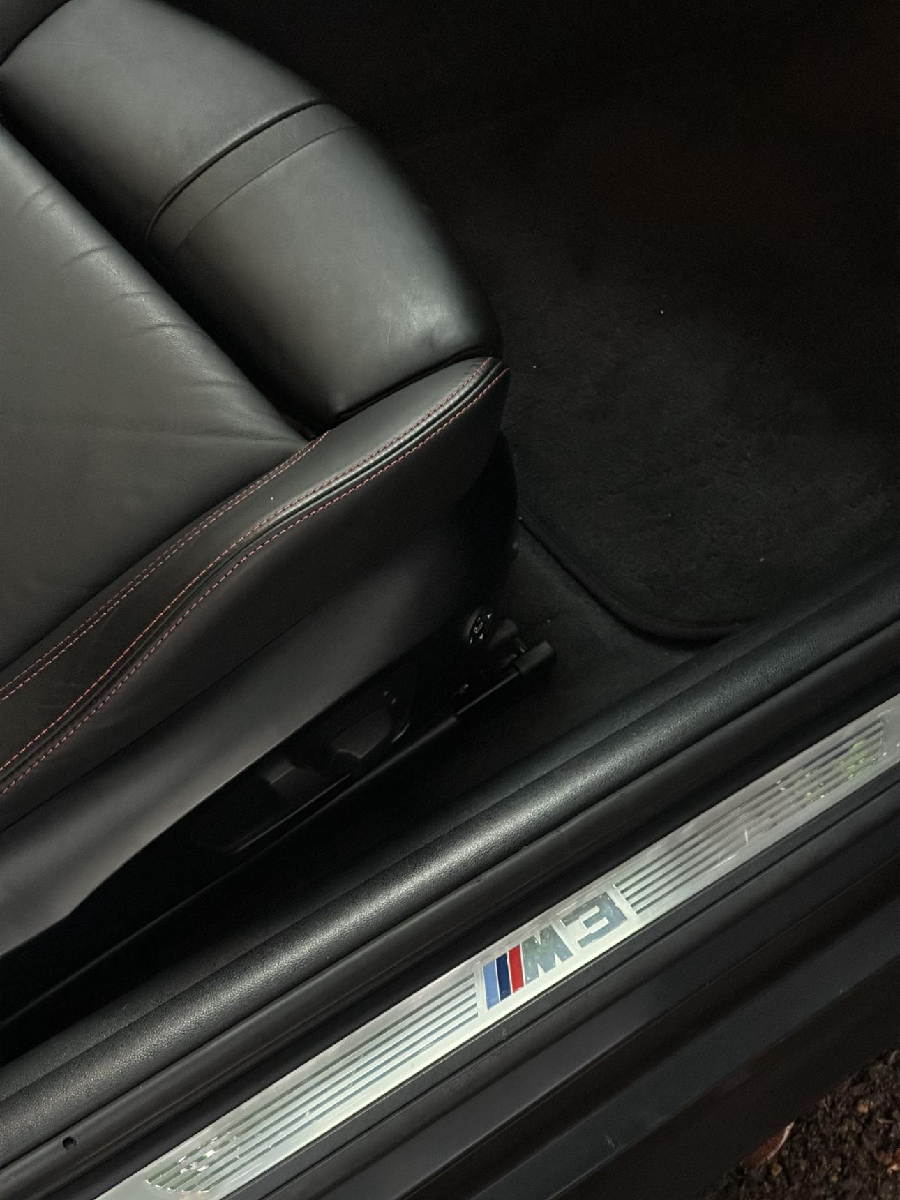 BMW M3 2011 thumb 6