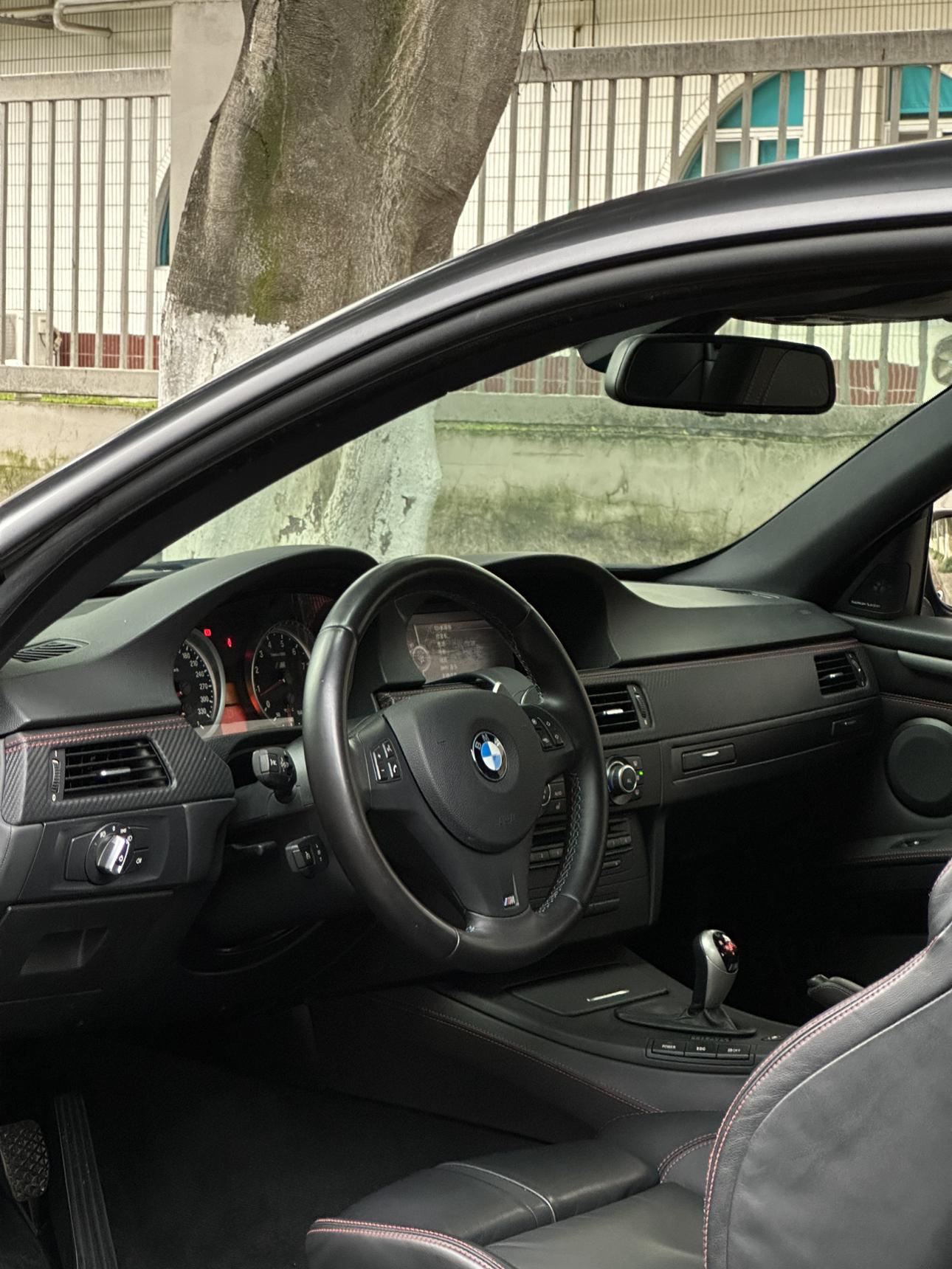 BMW M3 2011 thumb 7