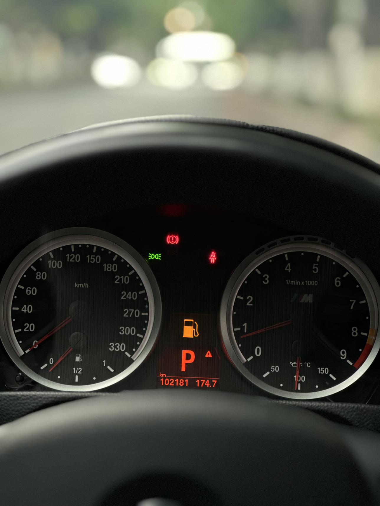 BMW M3 2011 thumb 11