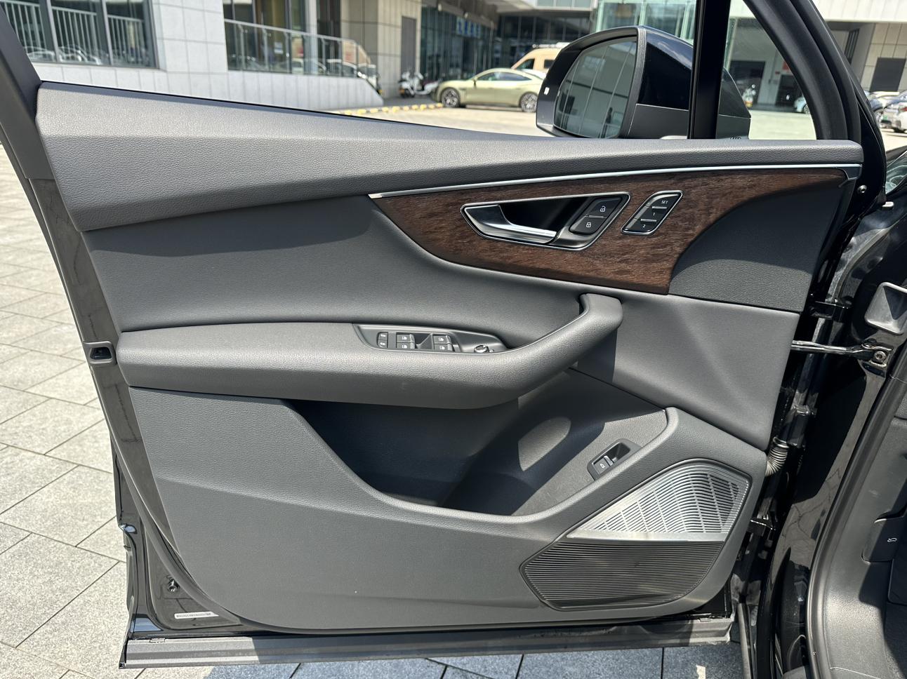 Audi Q7 2021 thumb 10