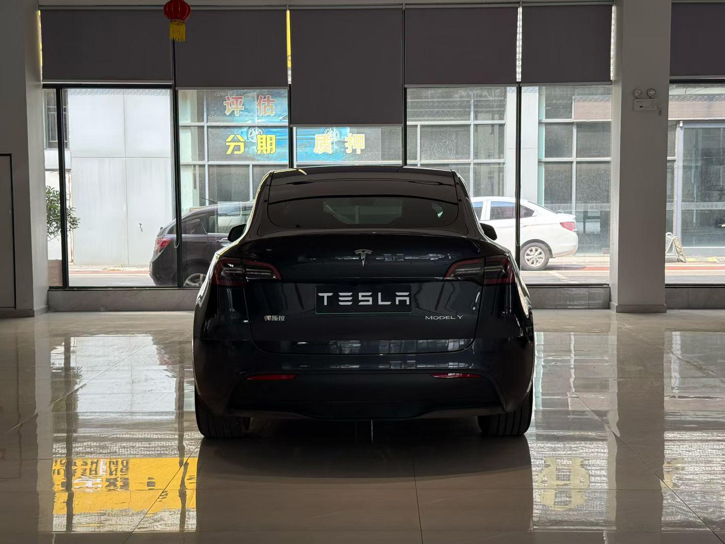 Tesla Model Y 2024 thumb 3