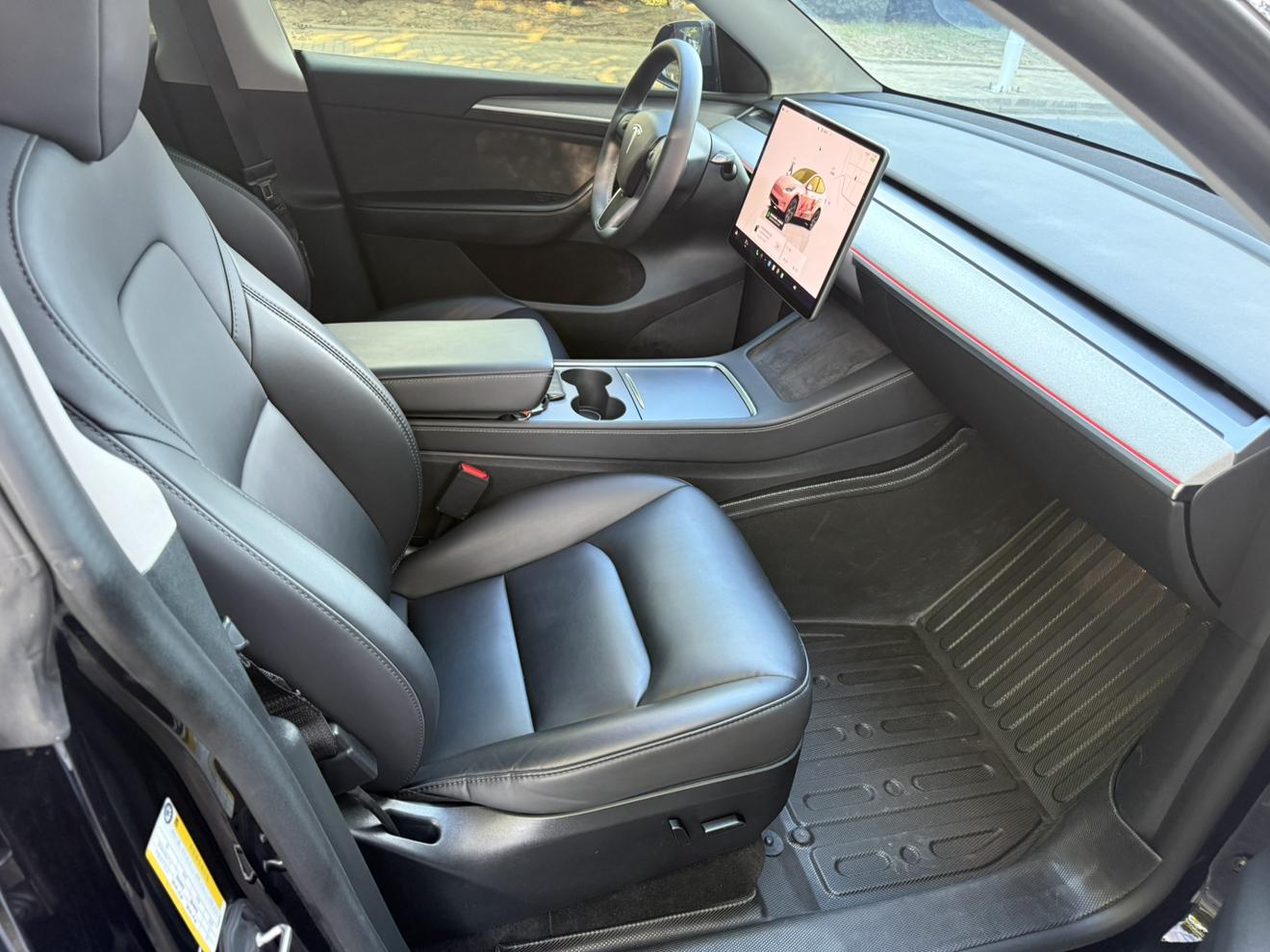Tesla Model Y 2023 thumb 3