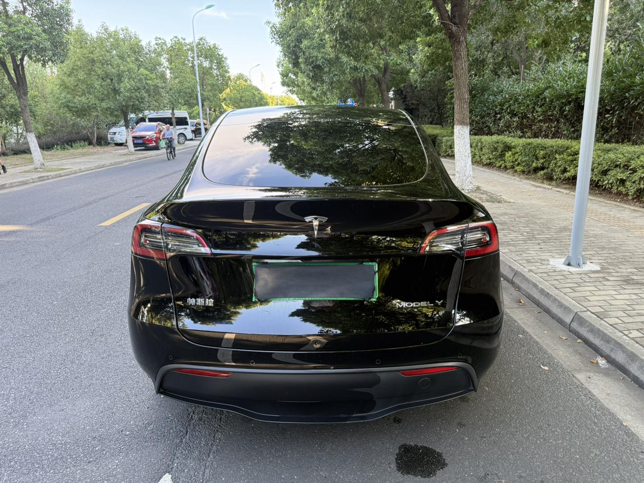 Tesla Model Y 2023 thumb 10