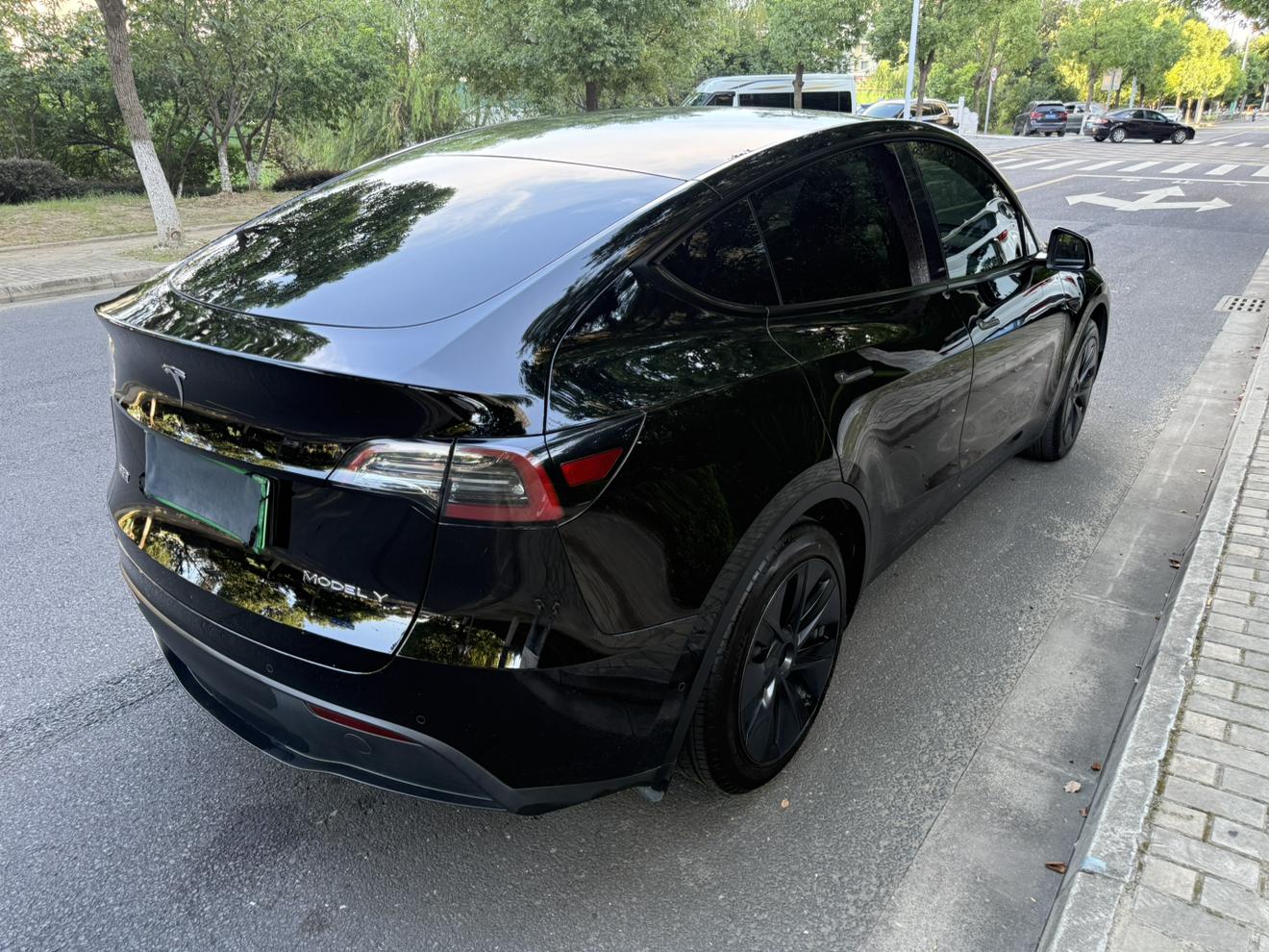 Tesla Model Y 2023 thumb 11