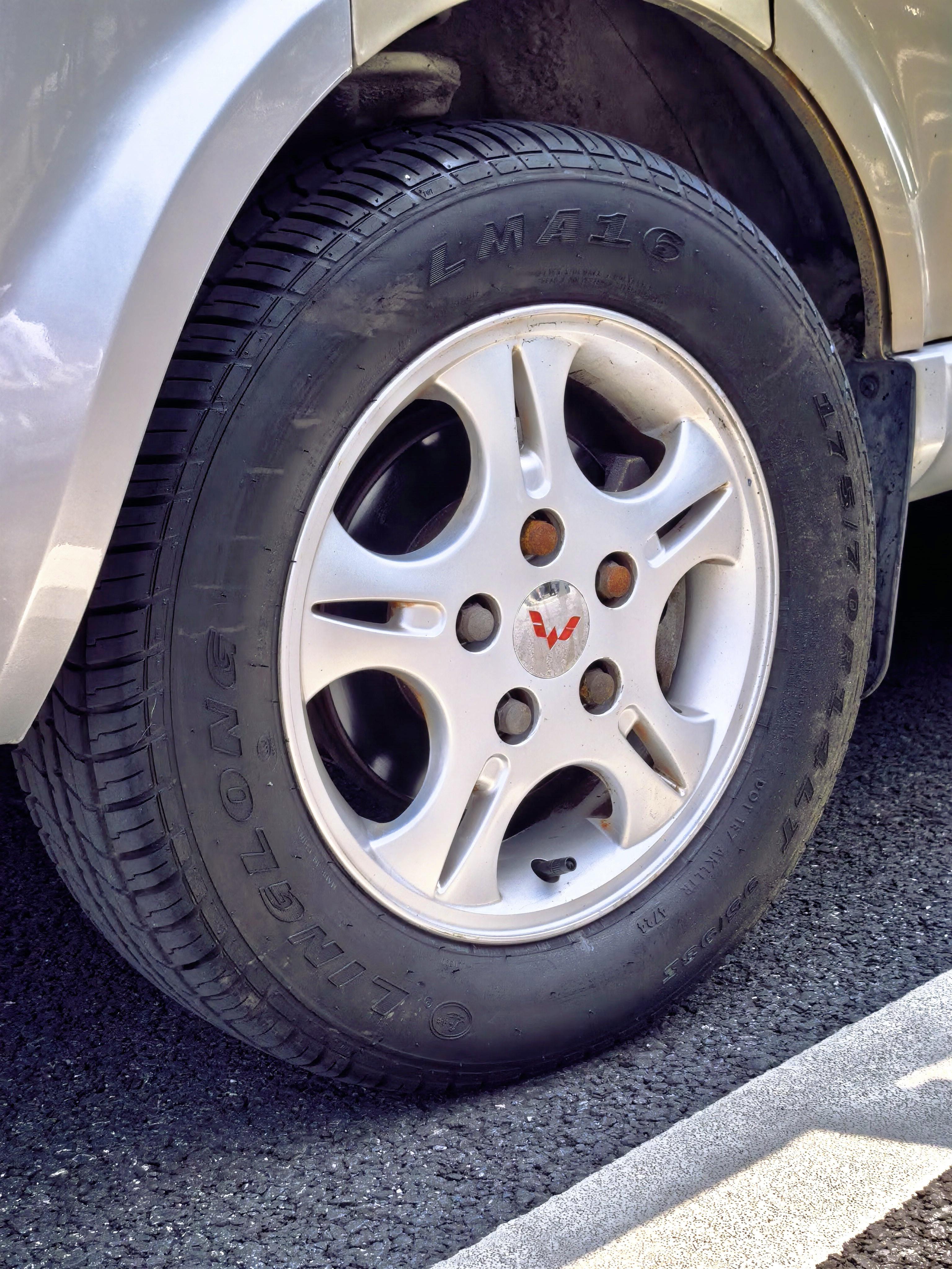 Wuling Rong Guang 2012 thumb 10