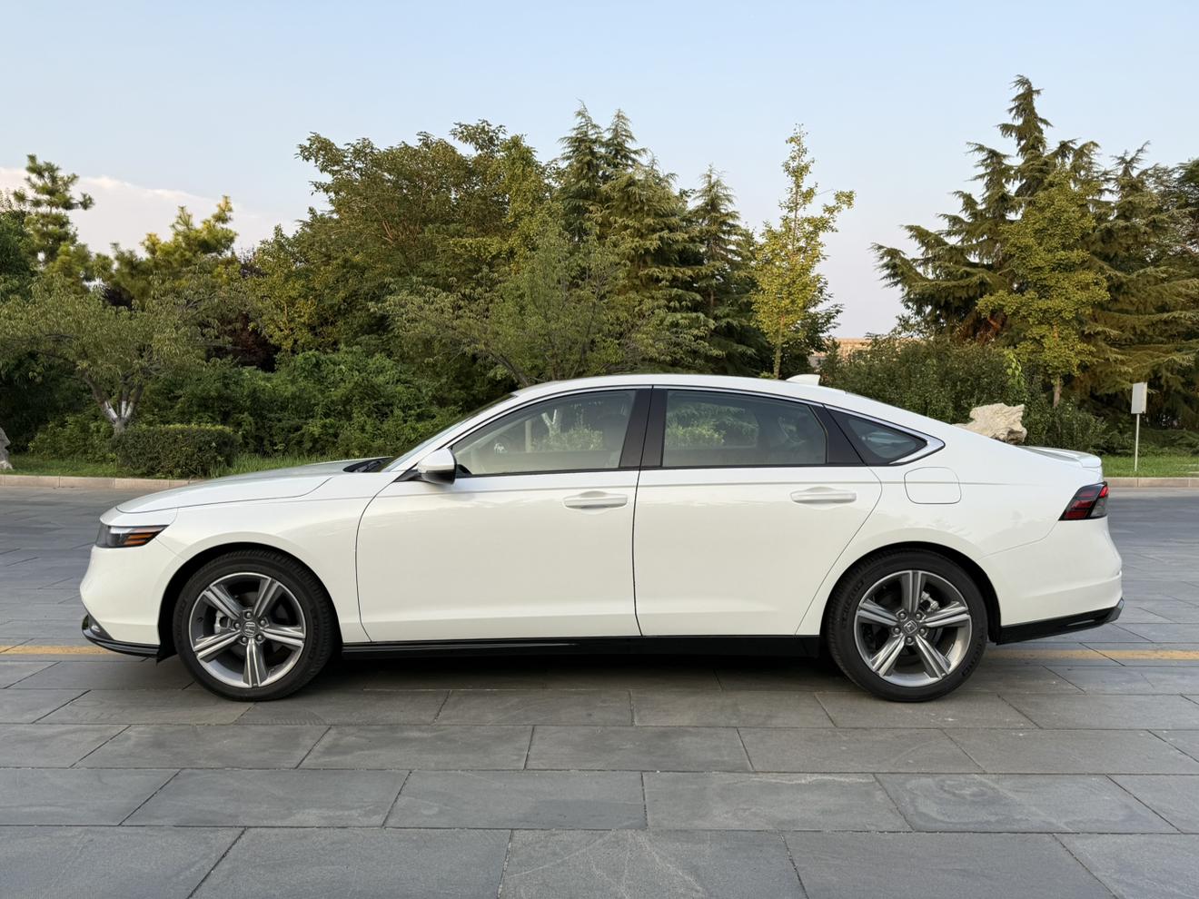 Honda Accord 2023 thumb 2