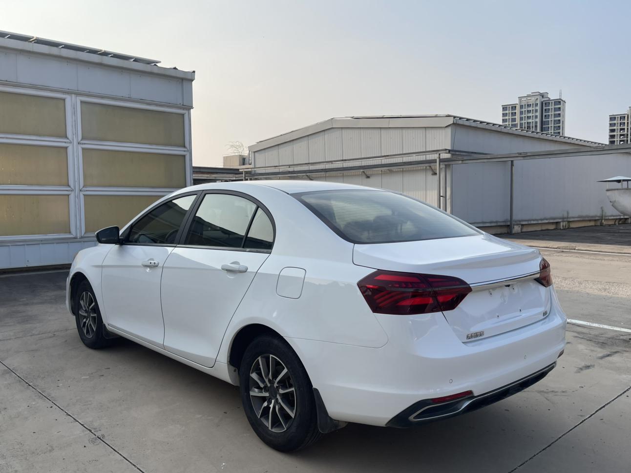 Geely Emgrand 2020 thumb 2