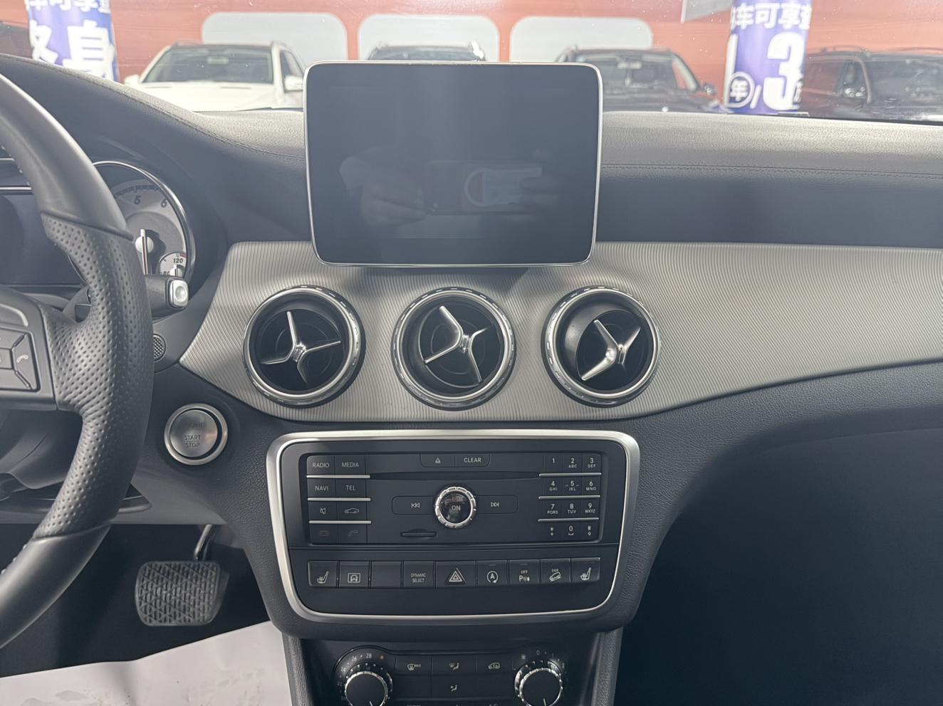 Mercedes-Benz GLA 2016 thumb 10