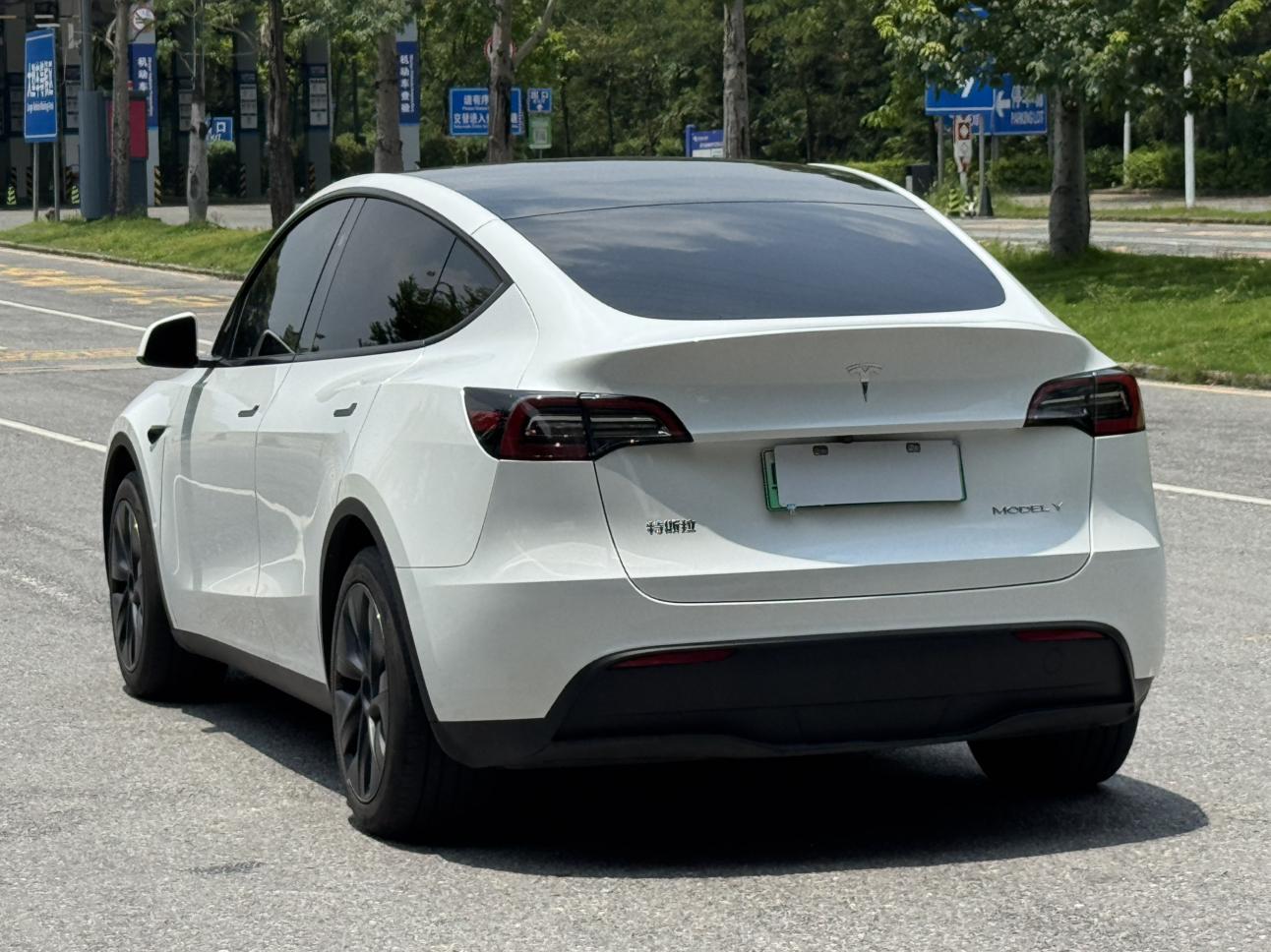 Tesla Model Y 2024 thumb 2