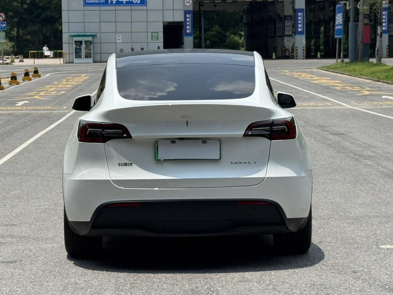 Tesla Model Y 2024 thumb 3