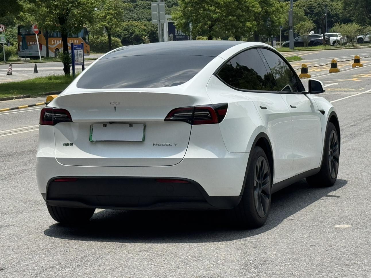 Tesla Model Y 2024 thumb 4