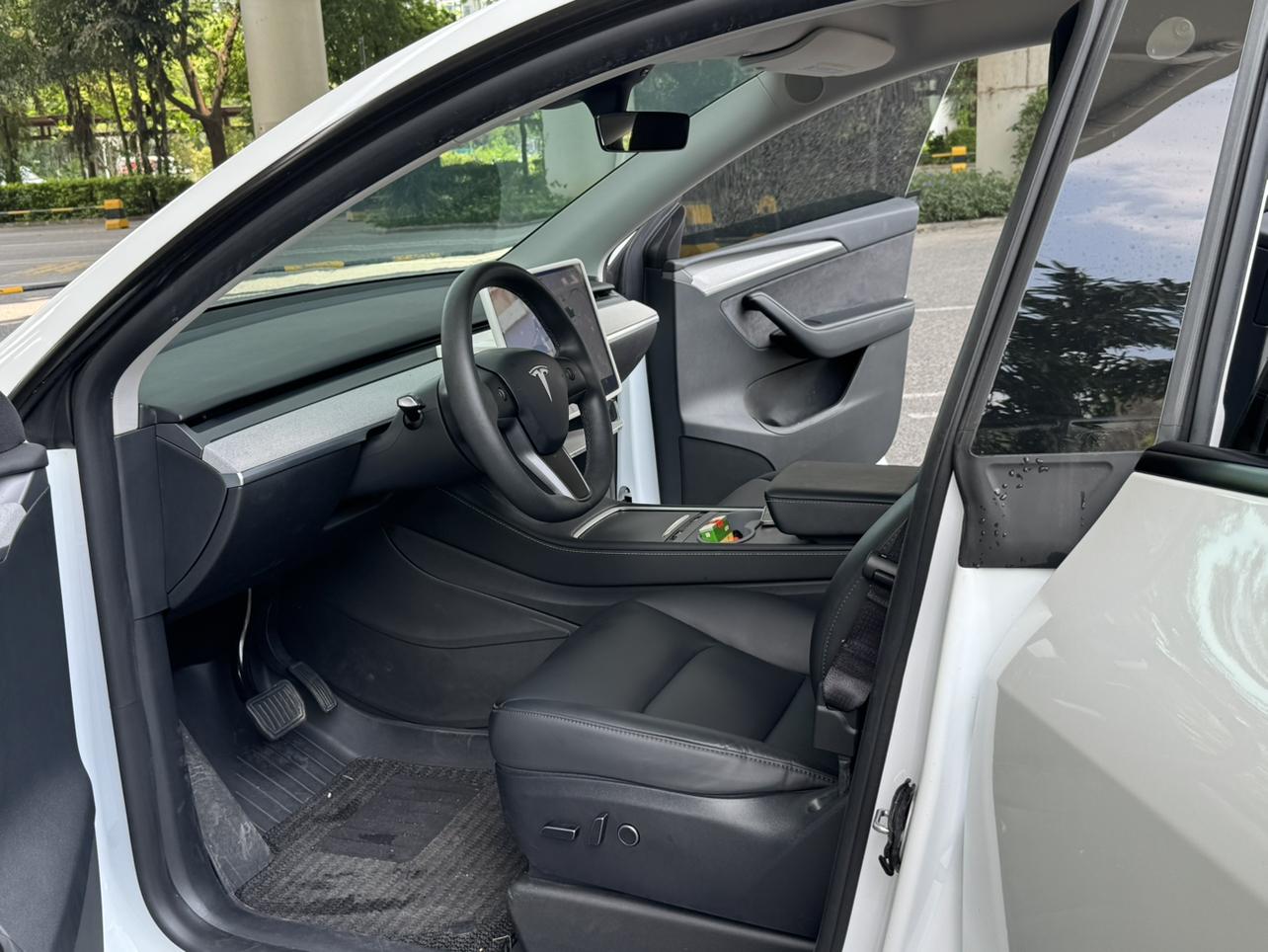 Tesla Model Y 2024 thumb 8