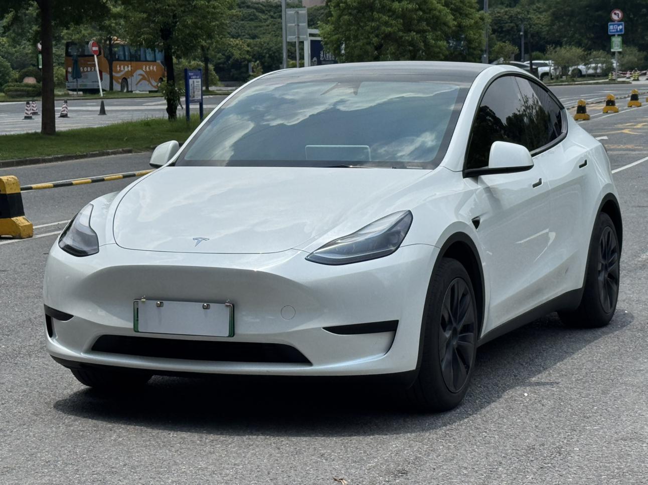 Tesla Model Y 2024 thumb 11