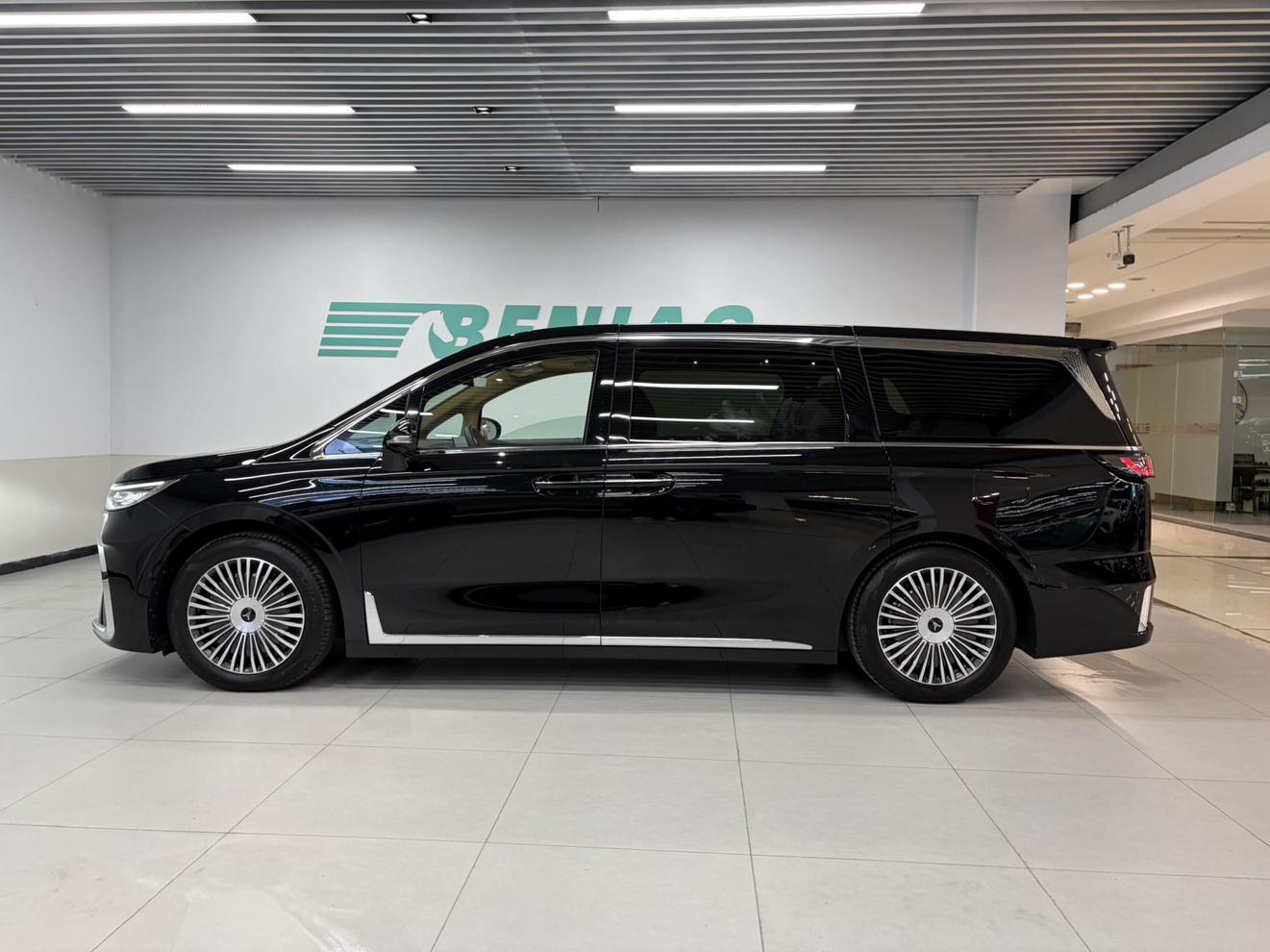 Voyah PHEV 2025 thumb 3